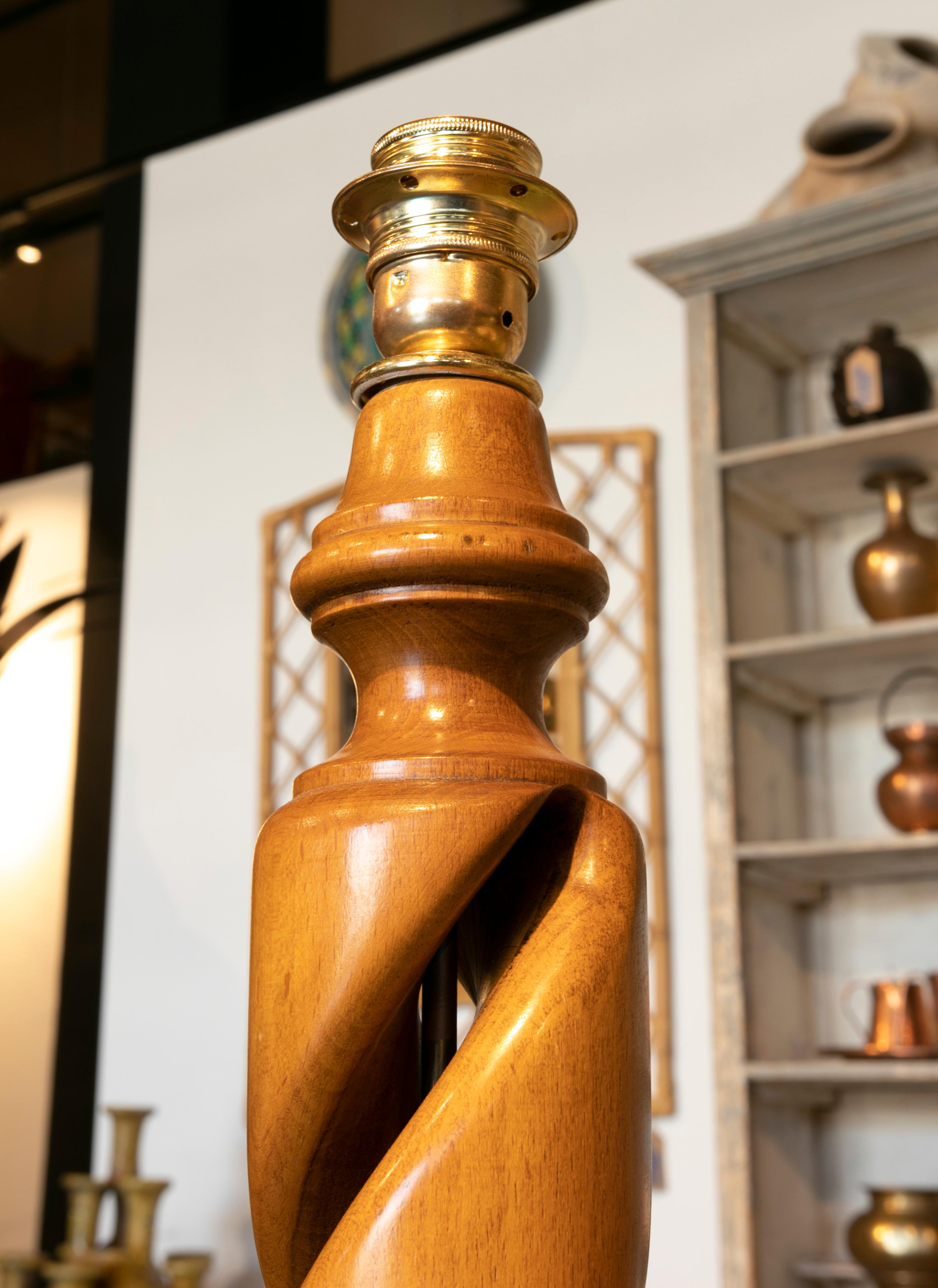 Bois Lampe de table en bois en forme de spirale en vente
