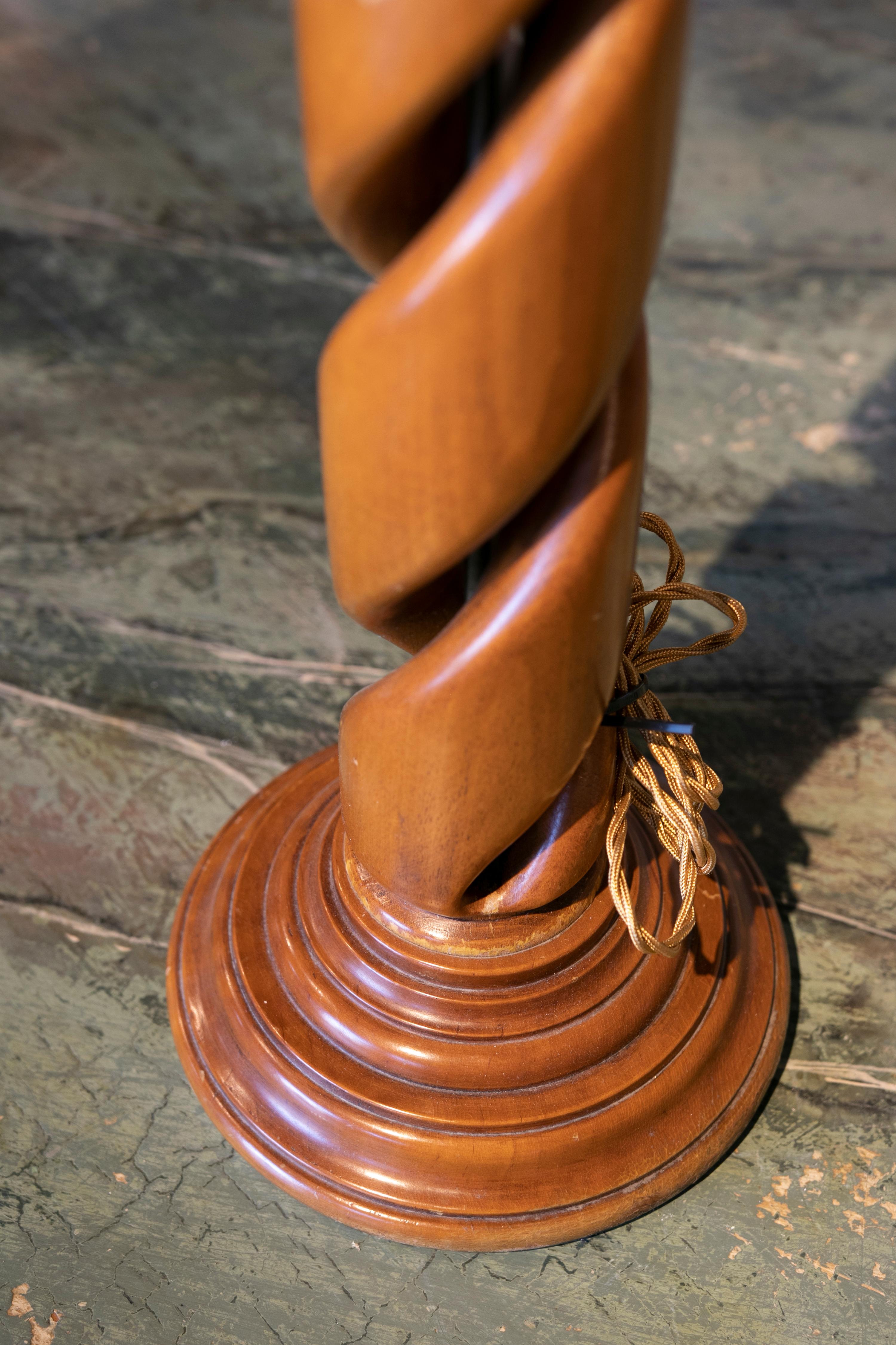 Lampe de table en bois en forme de spirale en vente 2