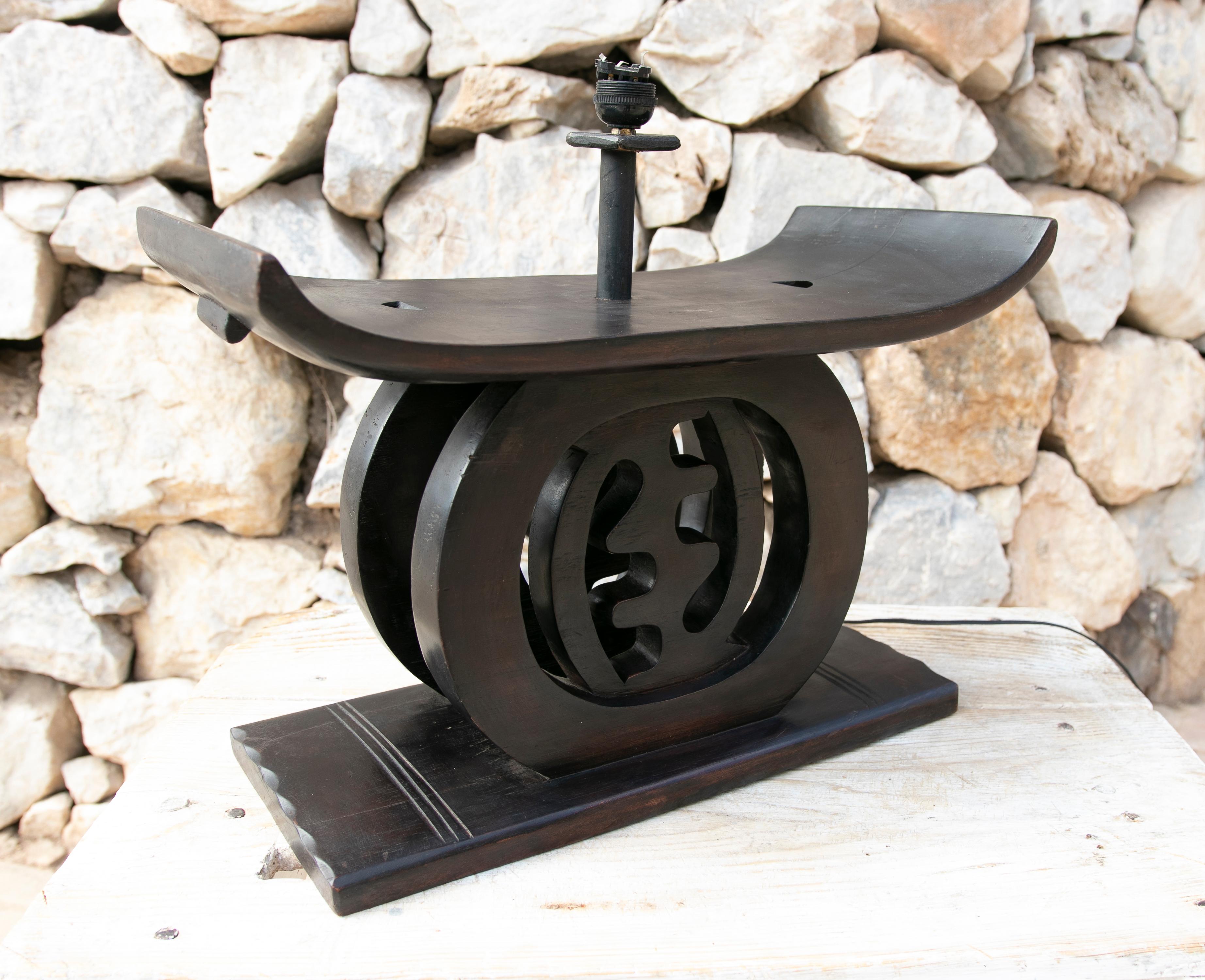Lampe de table en bois de forme japonaise Bon état - En vente à Marbella, ES