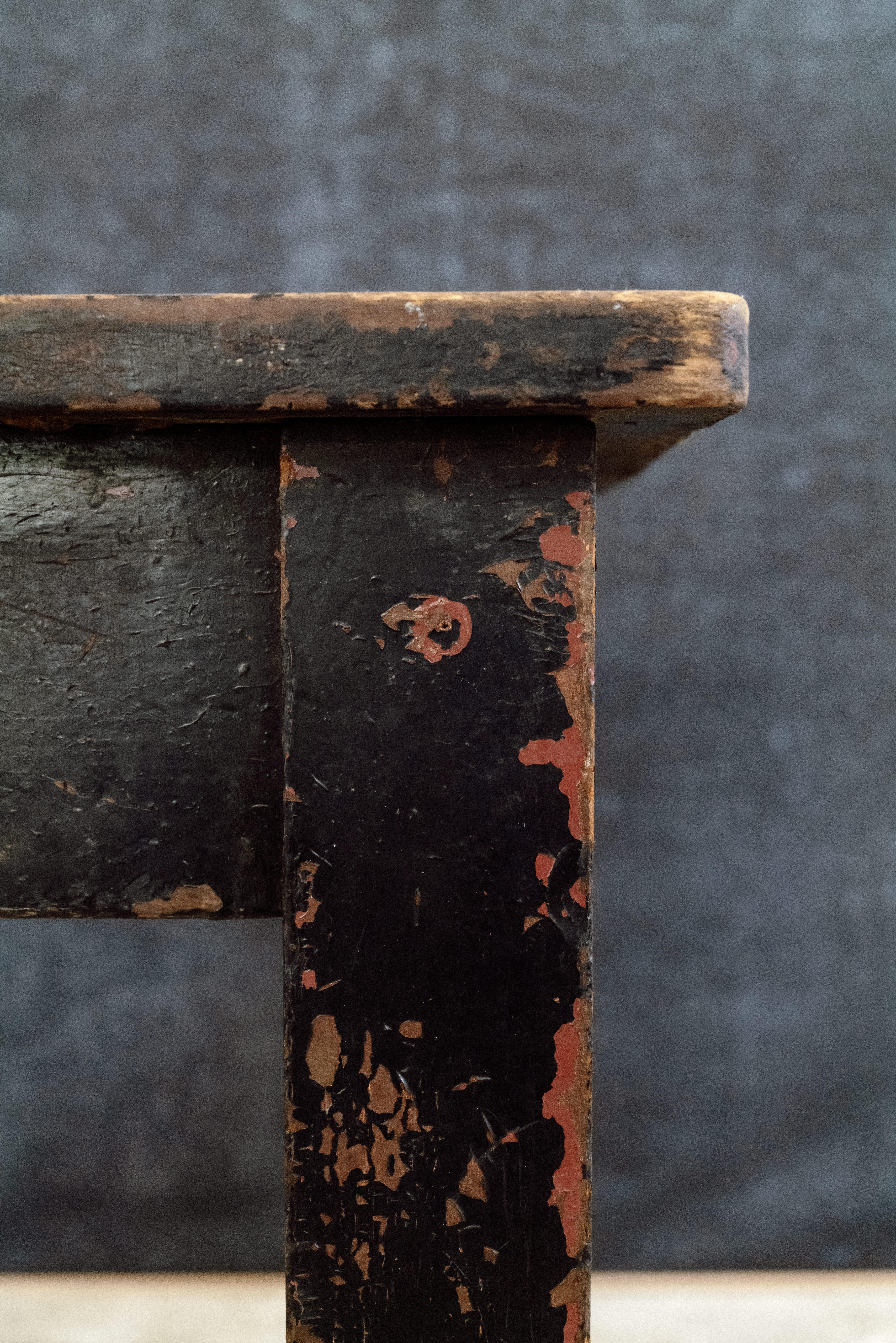 Peint Table en bois peinte en noir en vente