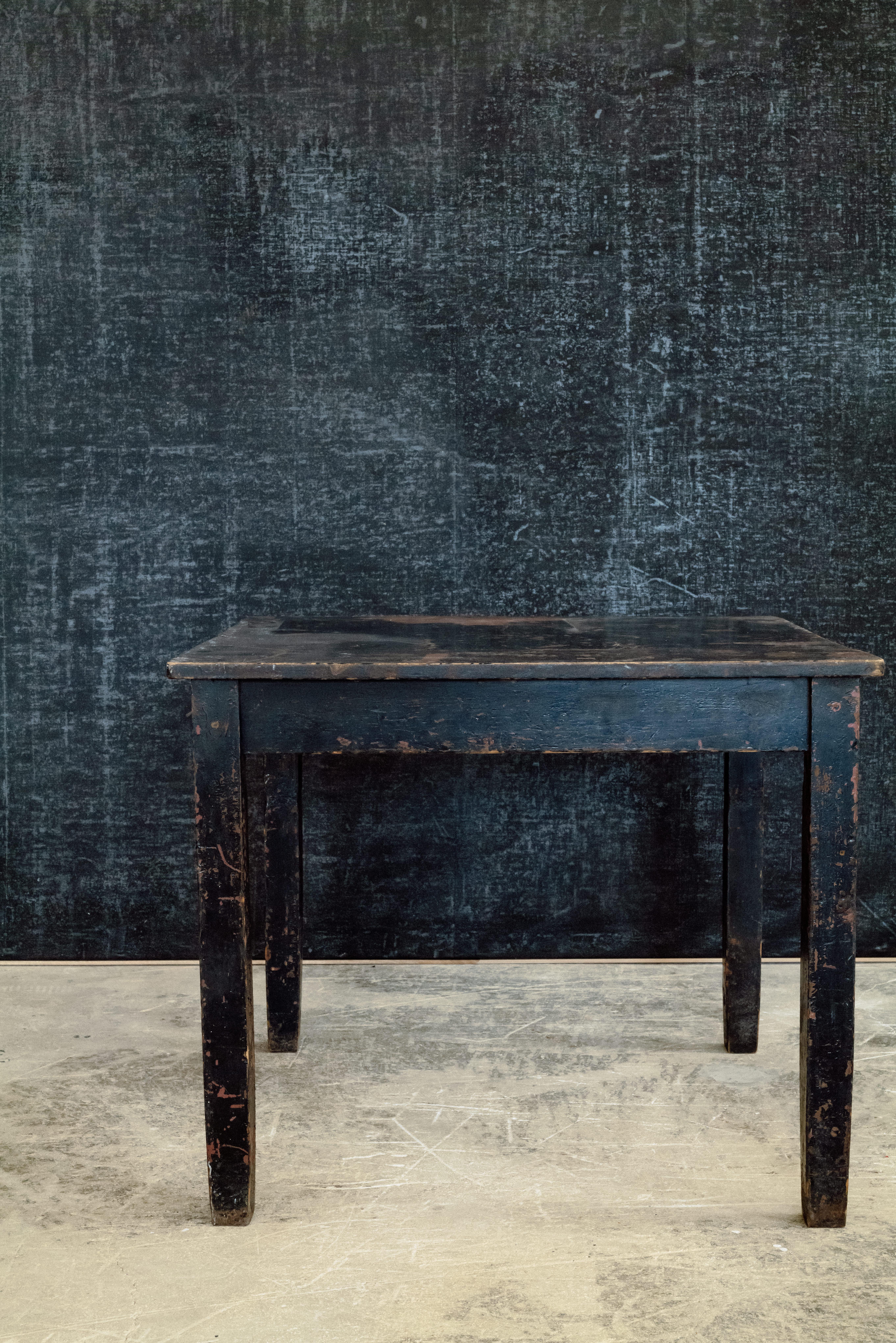 20ième siècle Table en bois peinte en noir en vente