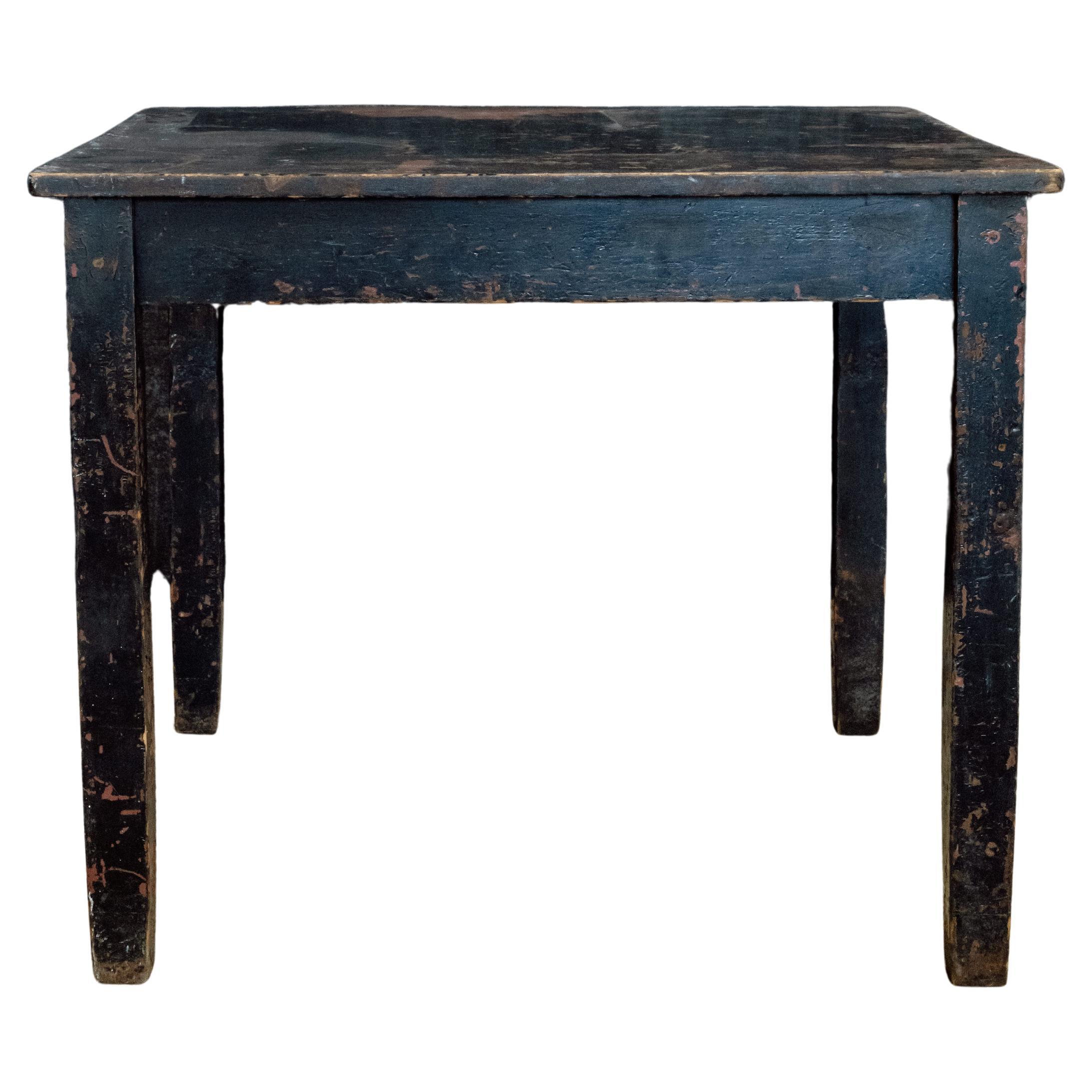 Table en bois peinte en noir en vente