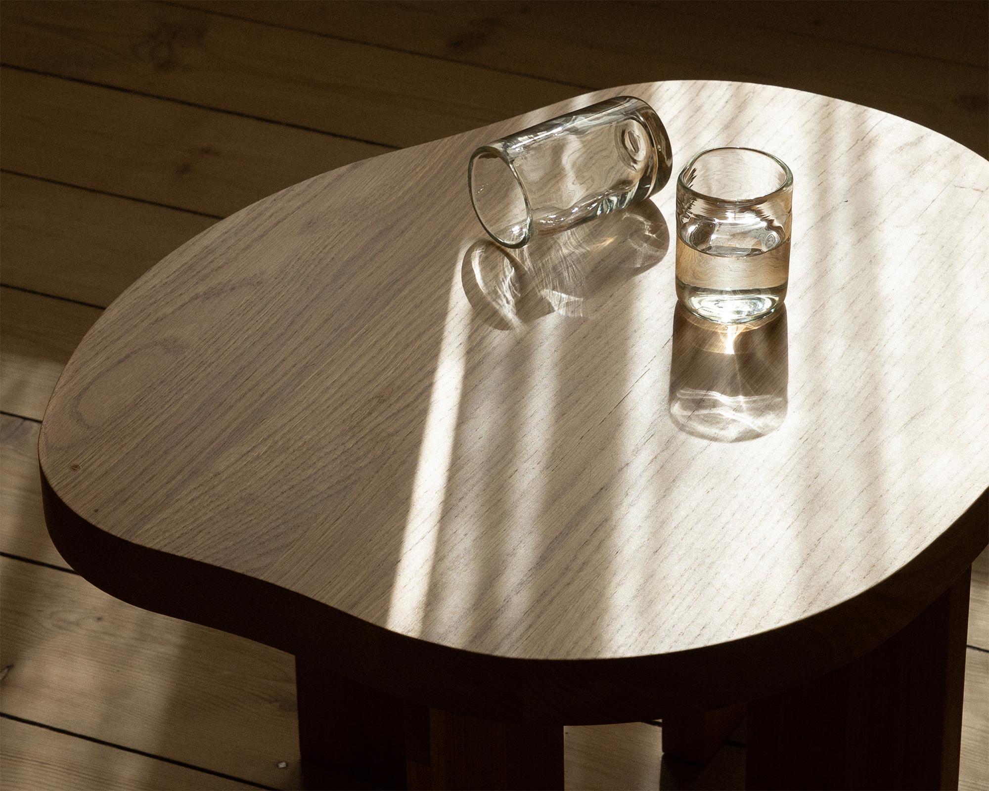 Explorant des lignes fluides et présentant une forme sculpturale, la table basse Farmhouse Pond représente un nouvel ajout organique à la collection permanente de Frama.
Introduite comme une extension naturelle de la série Farmhouse, la table basse