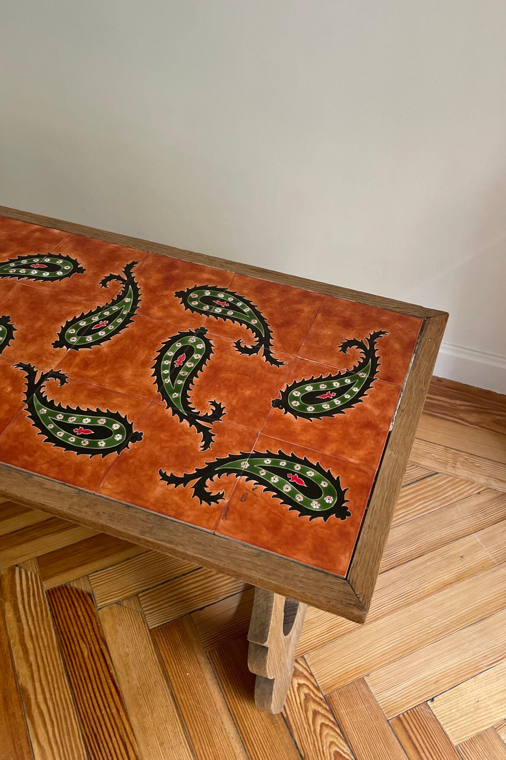 Français Table en bois avec plateau de table en céramique émaillée en vente