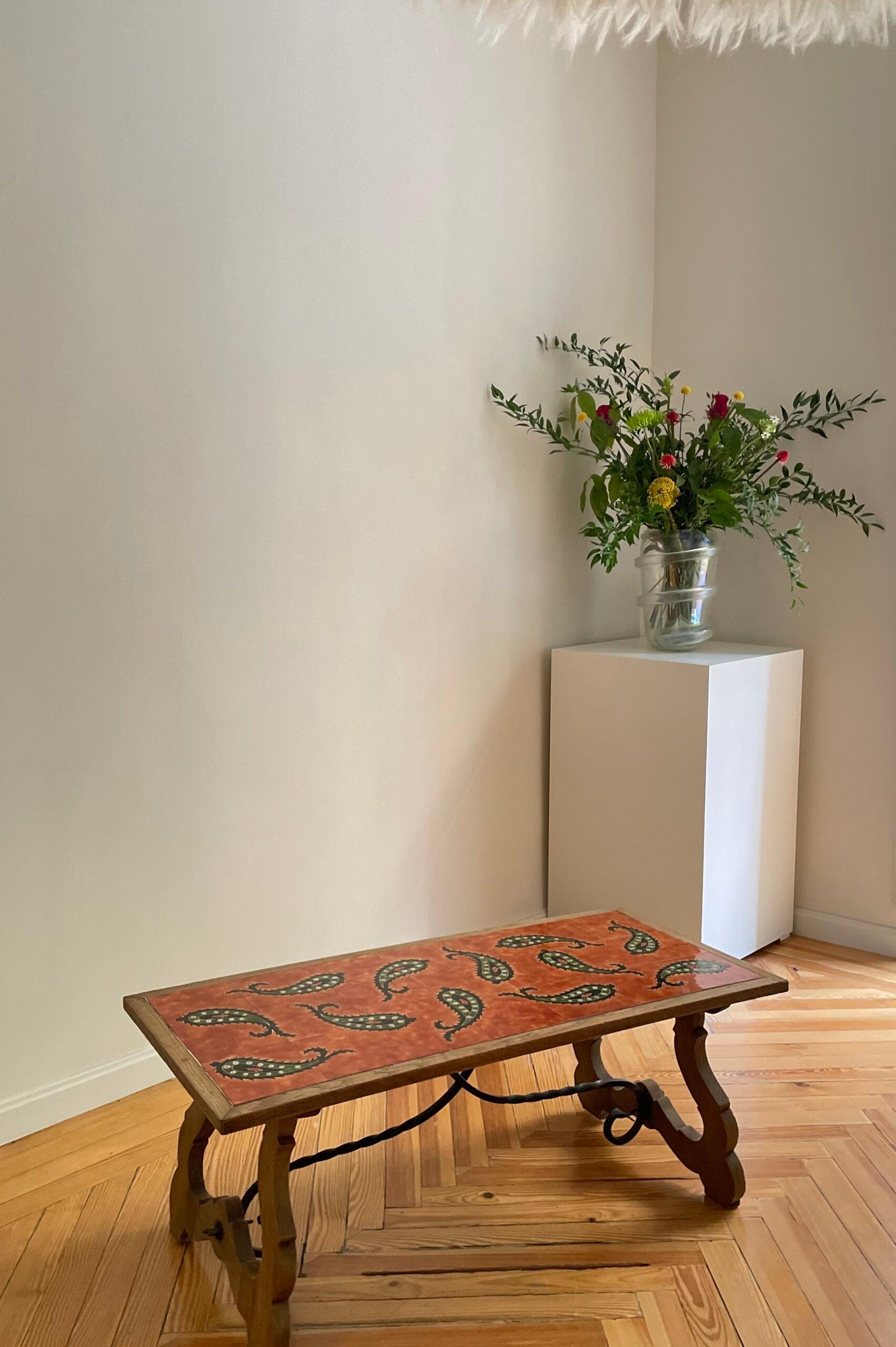 Milieu du XXe siècle Table en bois avec plateau de table en céramique émaillée en vente