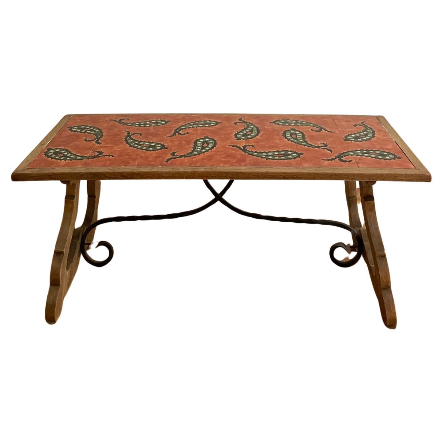 Table en bois avec plateau de table en céramique émaillée en vente