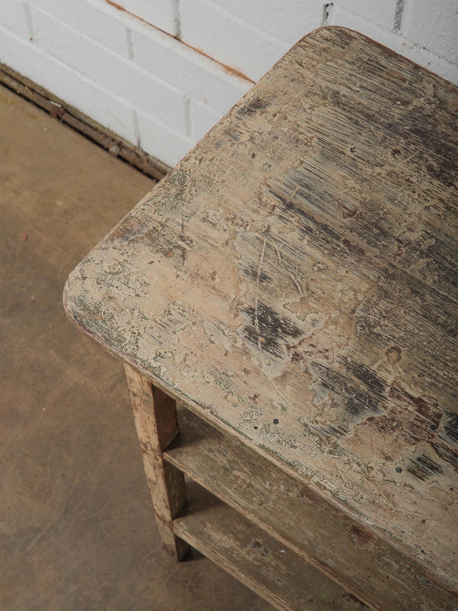 Indien Wooden Table With Lower Shelves en vente