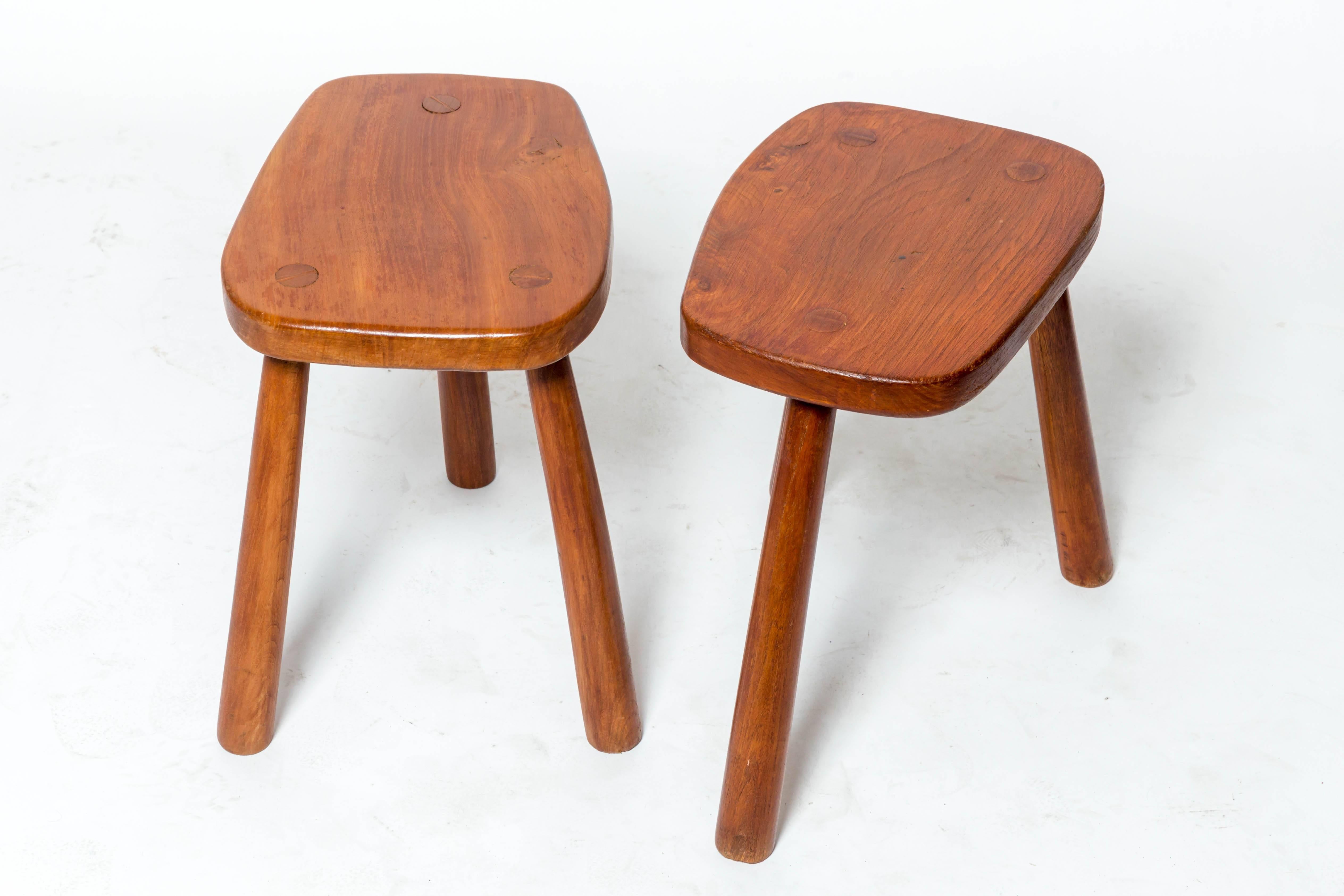 Tabouret en bois à trois pieds, simple mais sophistiqué, France, vers les années 1950. 

Quatre disponibles ; vendus individuellement.
