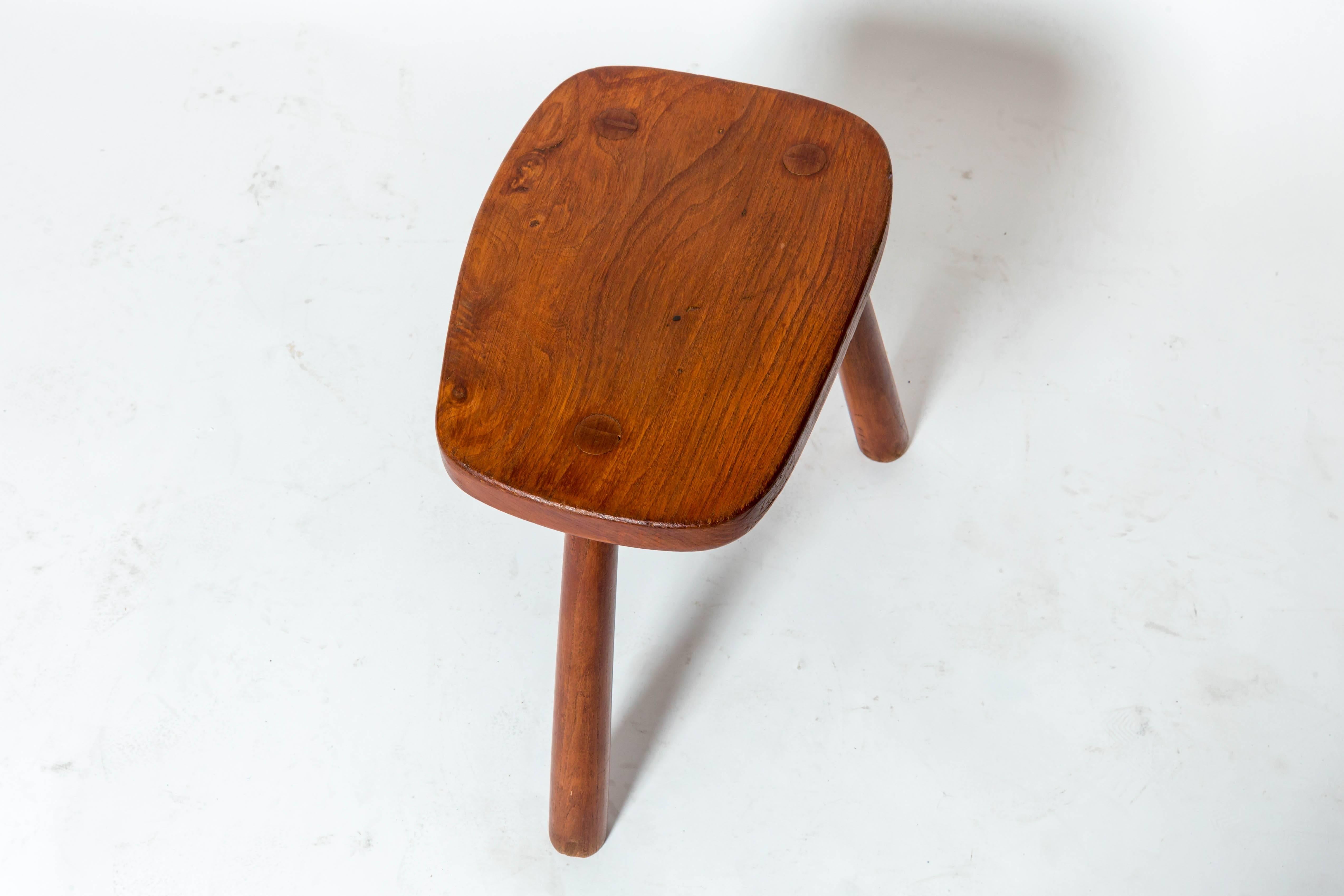 Tabouret en bois à trois pieds, France, vers les années 1950 en vente 3