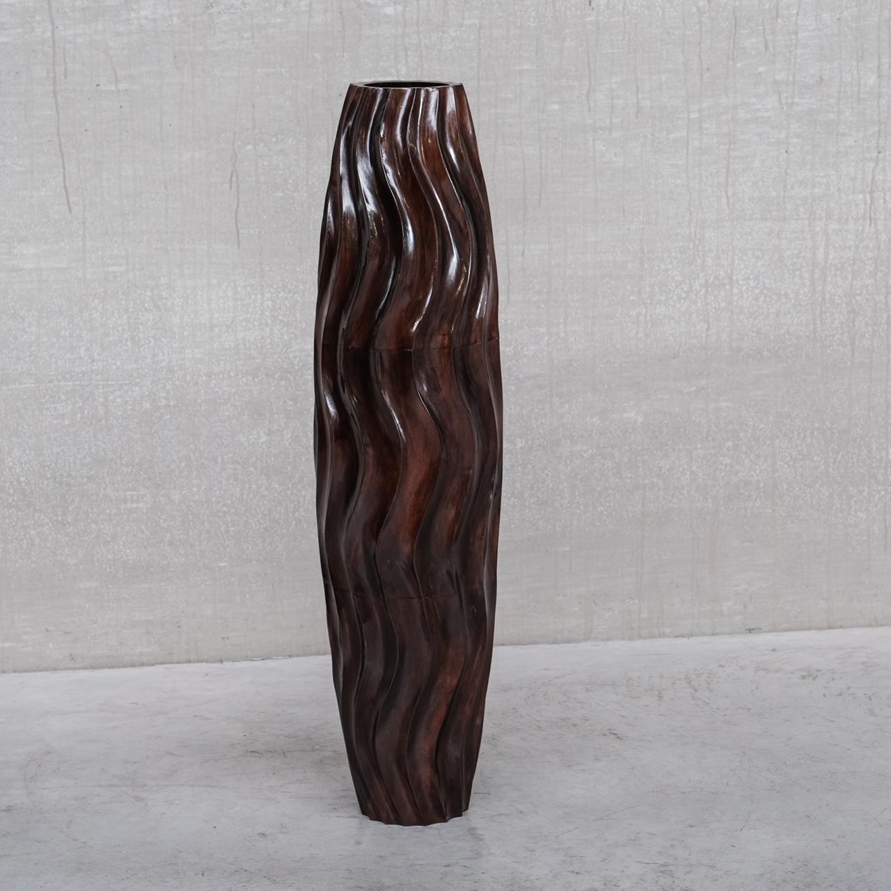 Un grand vase décoratif en bois. 

France, c1980s. 

Motif ondulé. 

Fourni avec un ensemble similaire, qui est vendu comme une paire dans une autre annonce. 

Bon état, restauré. 

Le diamètre supérieur est de 18 cm.

Emplacement : Belgique