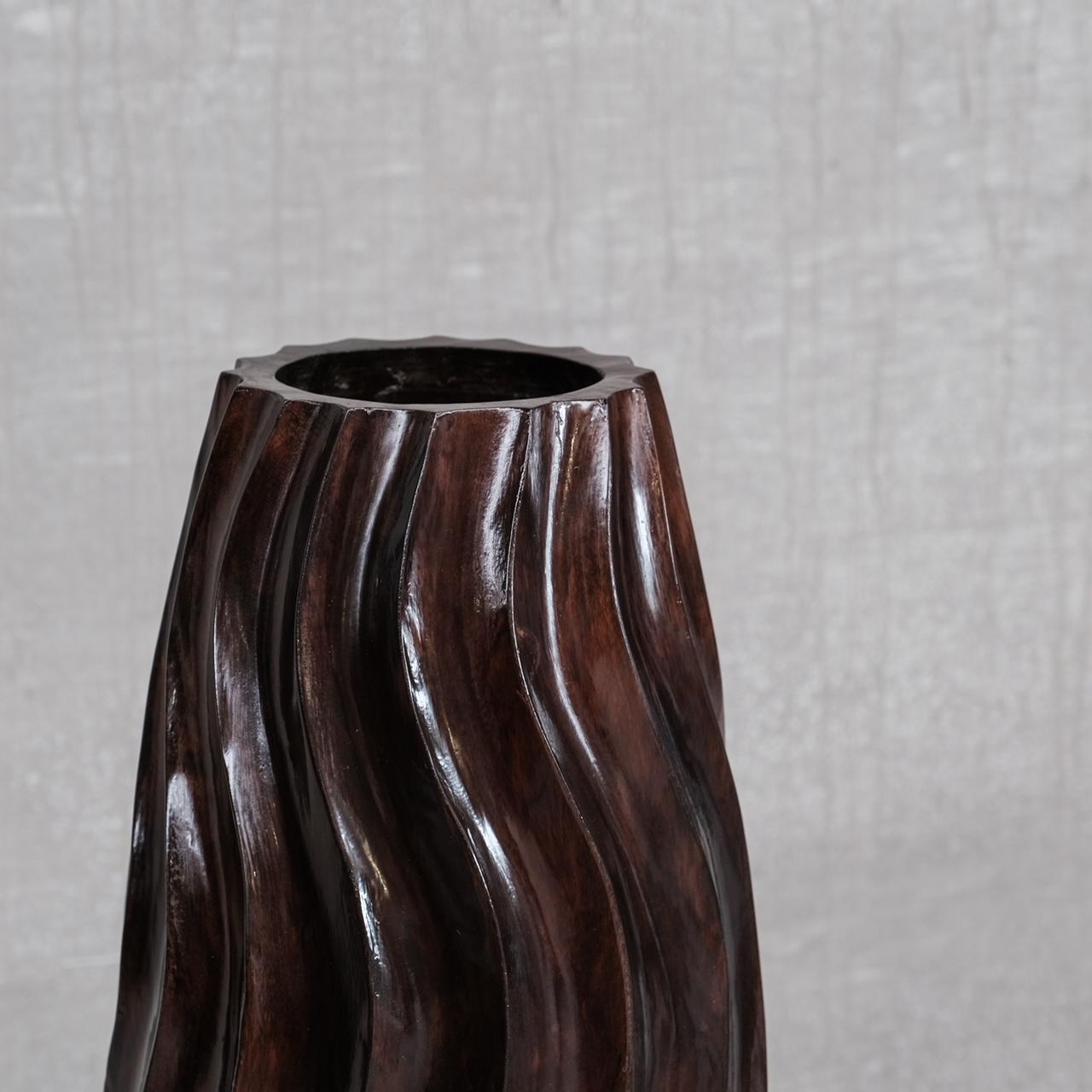 Français Grand vase décoratif français en bois du milieu du siècle dernier en vente