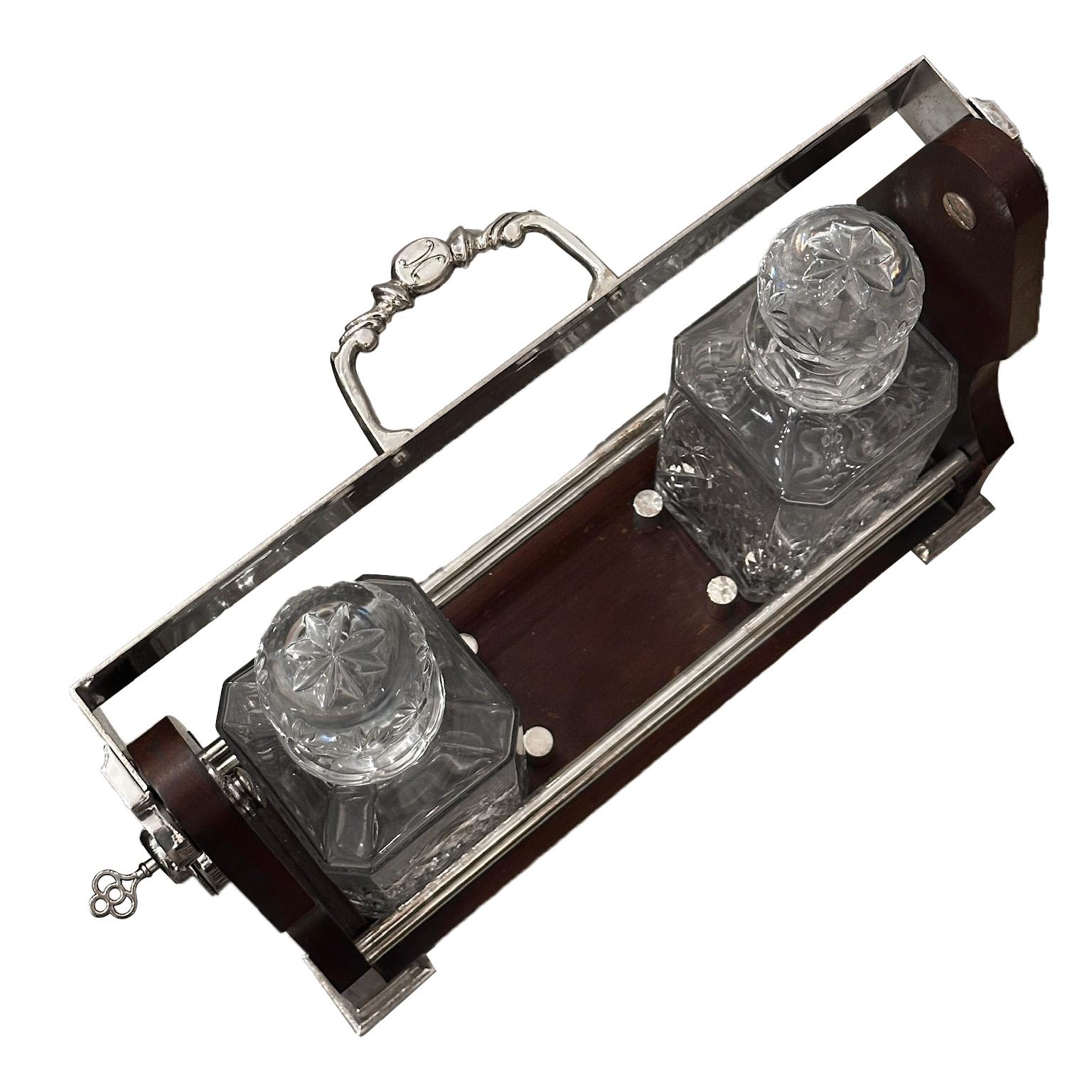 Tantalus wood silver plate close with a key & 3 Square cut crystal decanters, GB In Good Condition For Sale In Paris, FR