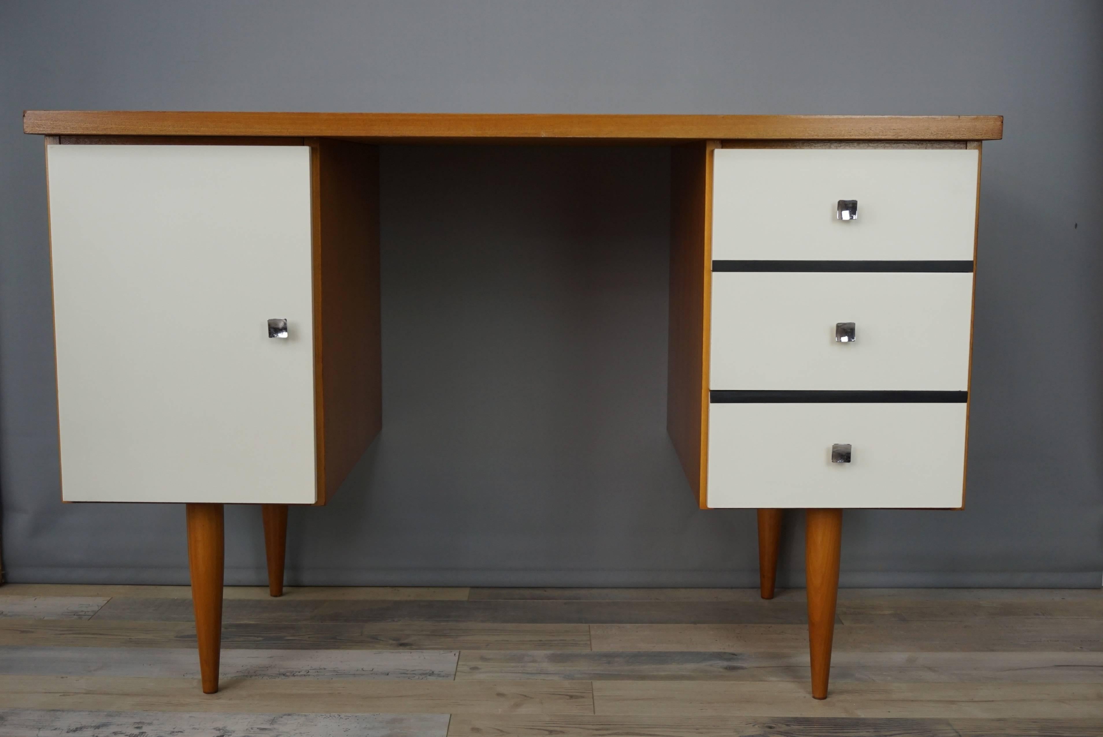 1960s desk in teak and original white satin facade; double boxes, one with drawers and an other with door, feet spindles. All in very beautiful state of conservation.
 