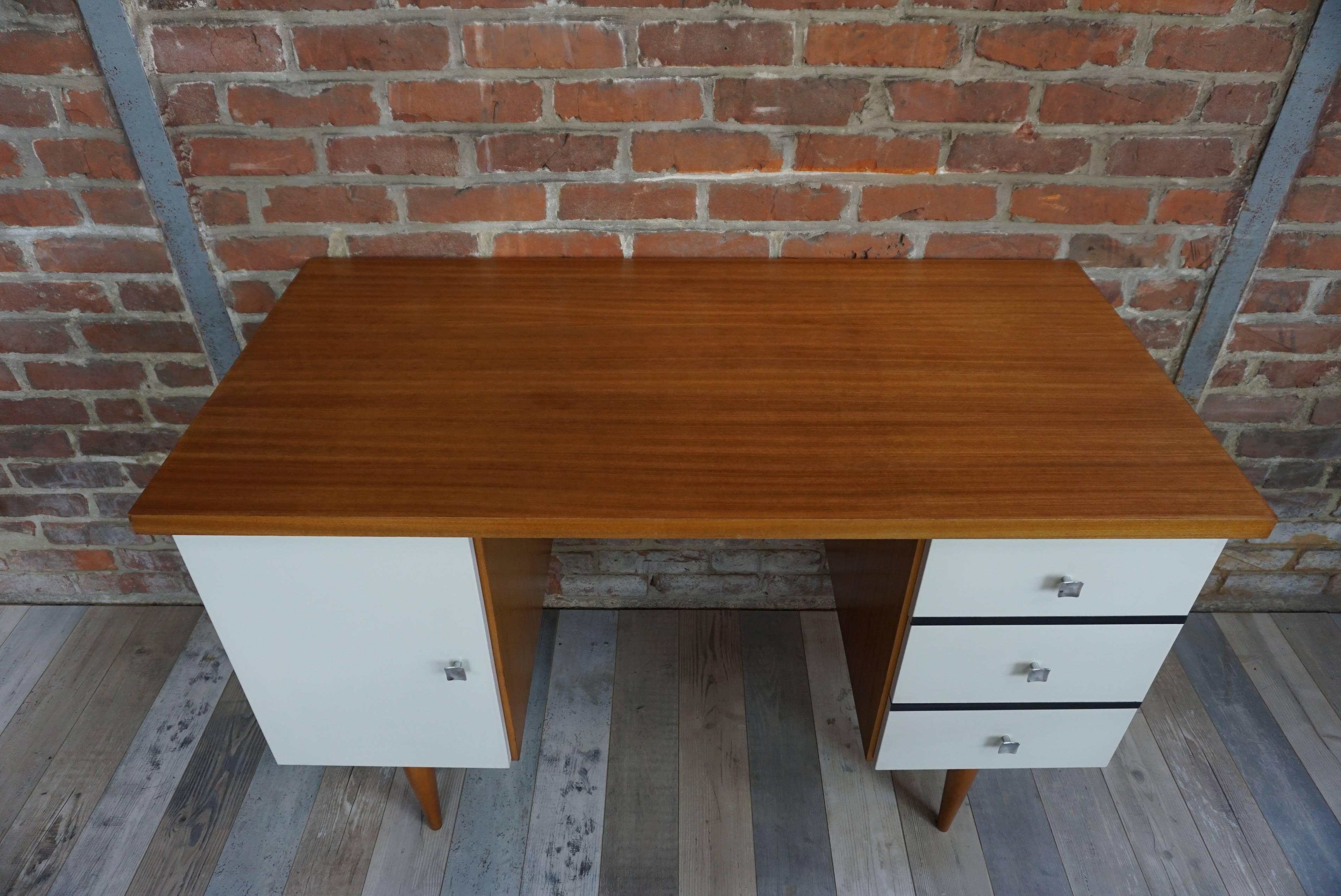 Wooden Teak and White Lacquer Desk Design from the 1960s In Excellent Condition In Tourcoing, FR