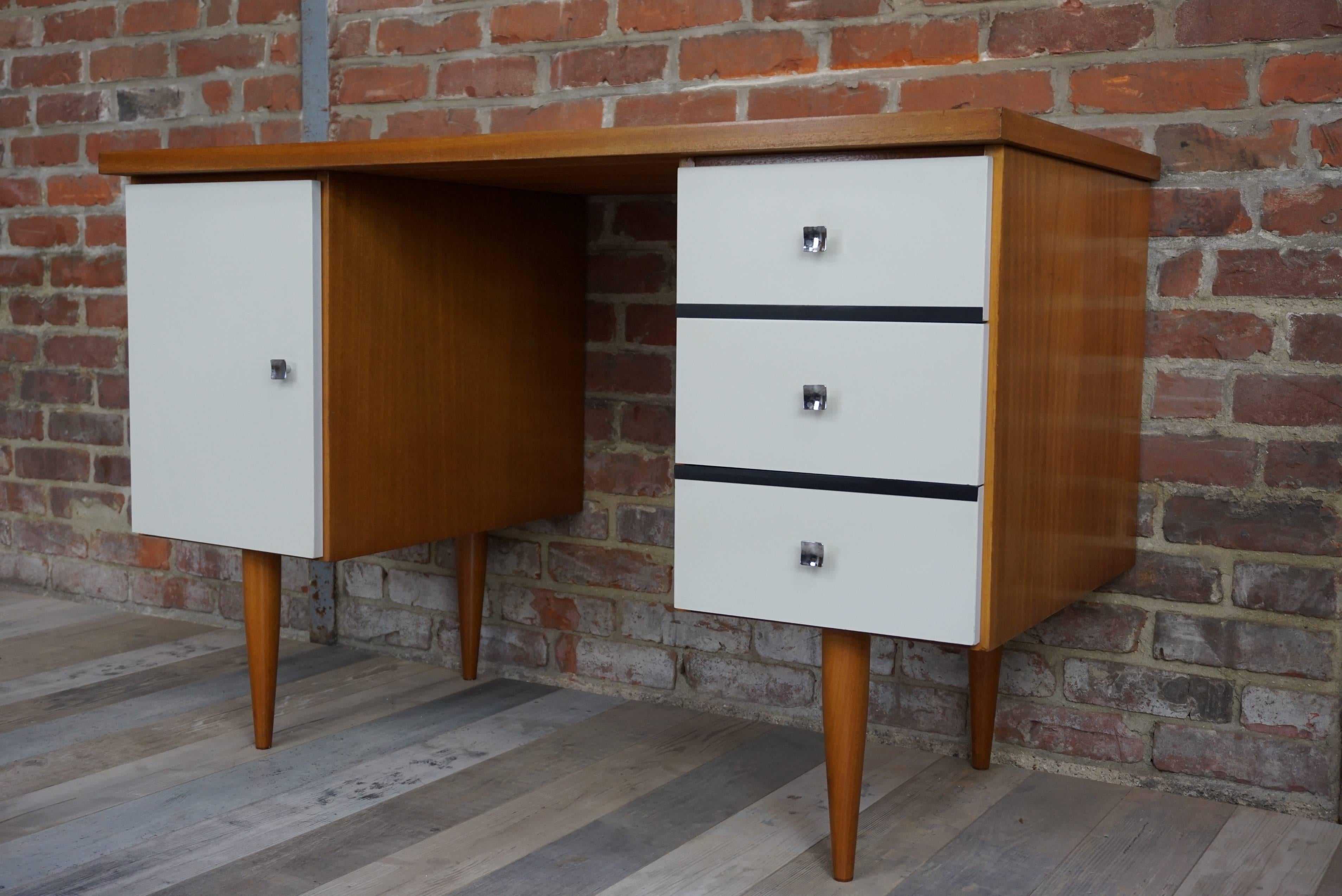 Wooden Teak and White Lacquer Desk Design from the 1960s 4