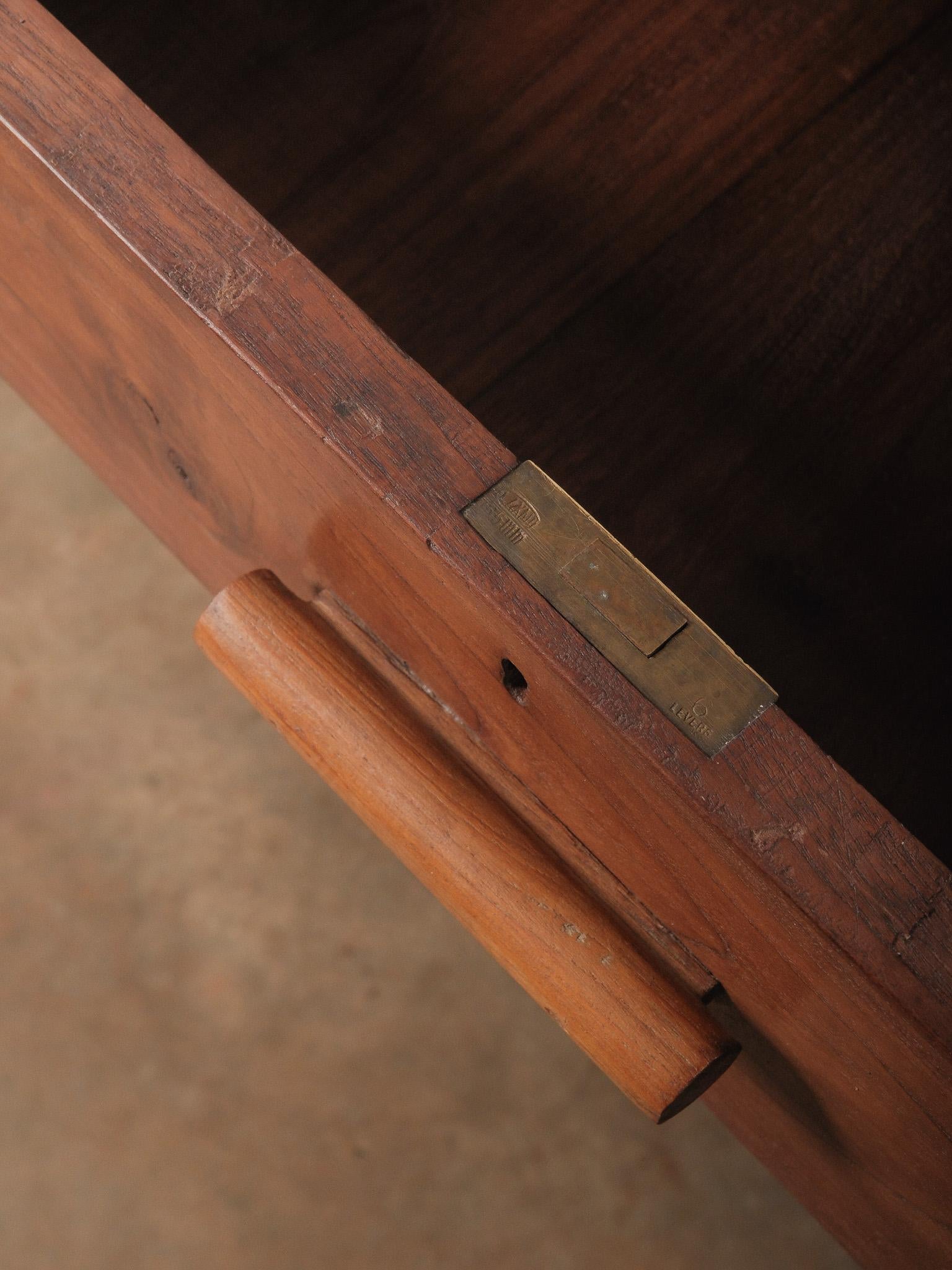 Wooden Three-Drawer Console with Lower Shelf en vente 1