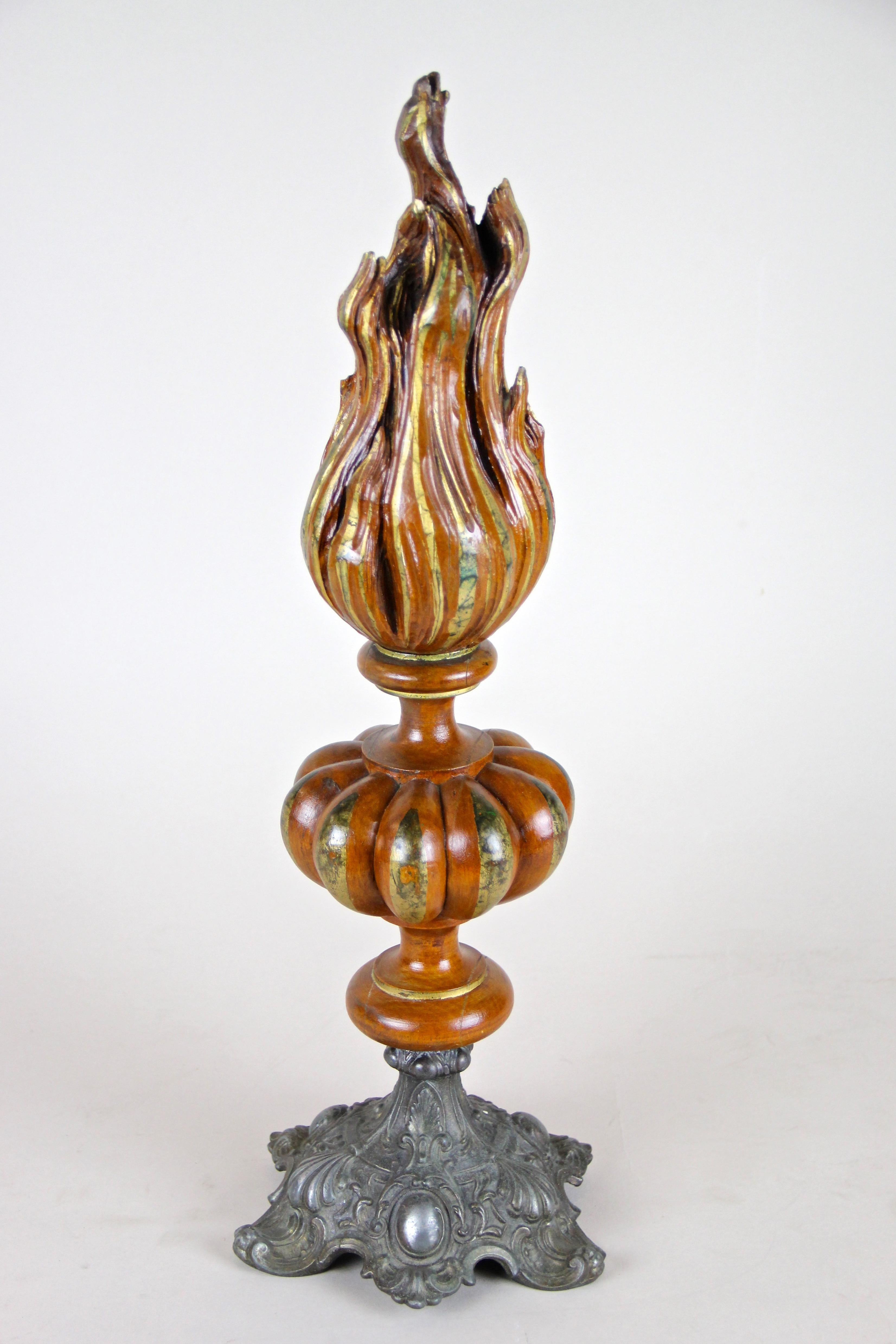 Einzigartige handgeschnitzte Holzfackel-Skulptur mit Flamme aus Österreich, um 1880. Dieses hochdekorative Einzelstück wurde kunstvoll aus Bassholz geschnitzt und zeigt eine fantastische Farbgebung in Hellbraun und Gold. Eine phantastische Skulptur,