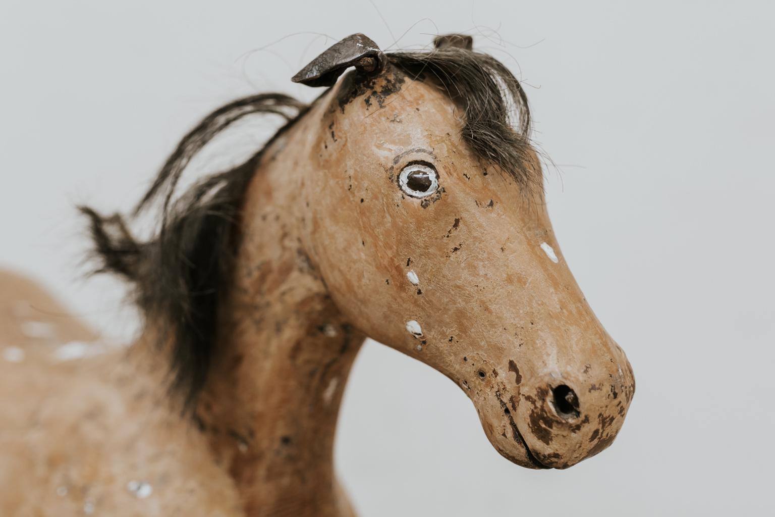 Charmant cheval jouet en bois, toujours un excellent objet de décoration dans une chambre d'enfant.