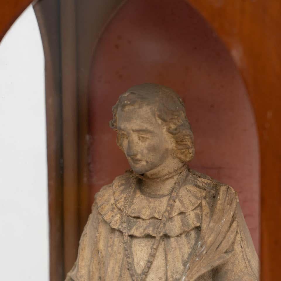 Figure traditionnelle en bois dans une niche représentant un saint, vers 1950 en vente 3
