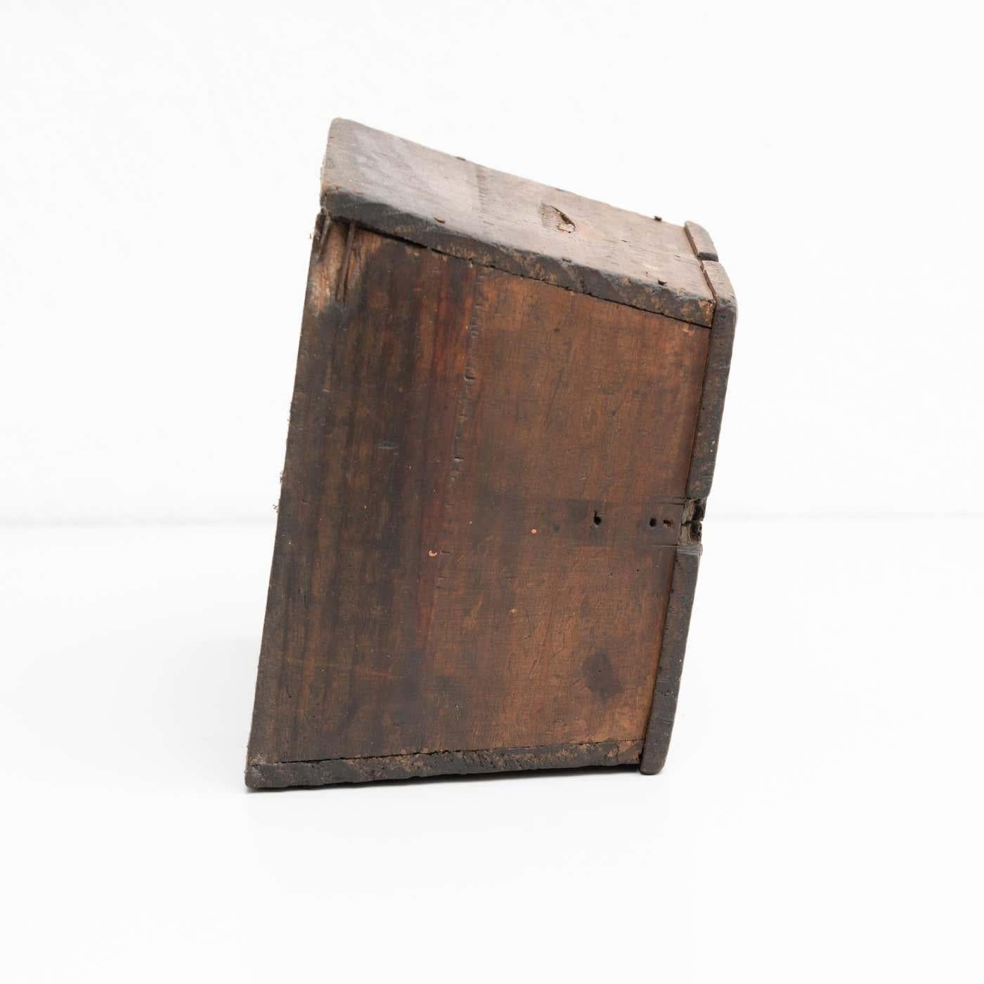 Figura tradizionale in legno in una nicchia di un santo, 1950 circa in vendita 3