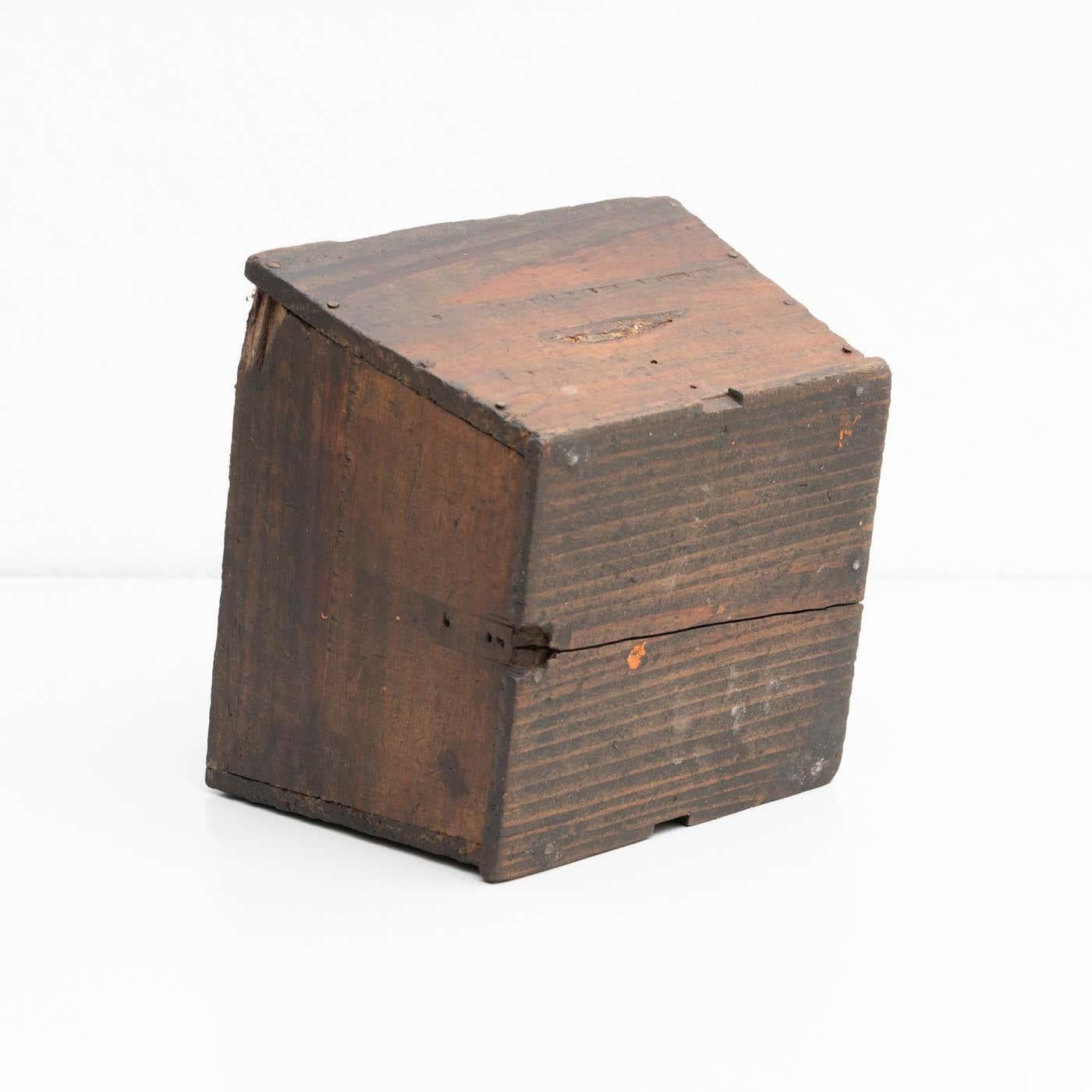 Figura tradizionale in legno in una nicchia di un santo, 1950 circa in vendita 4