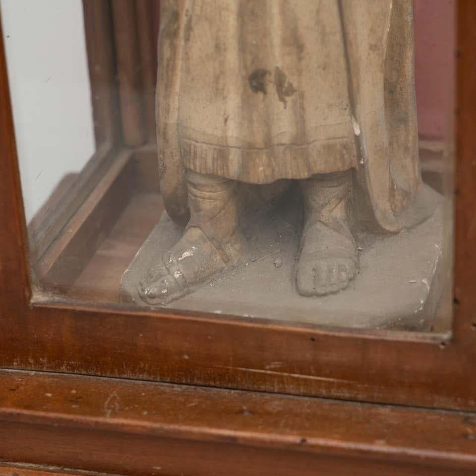 Figure traditionnelle en bois dans une niche représentant un saint, vers 1950 en vente 5