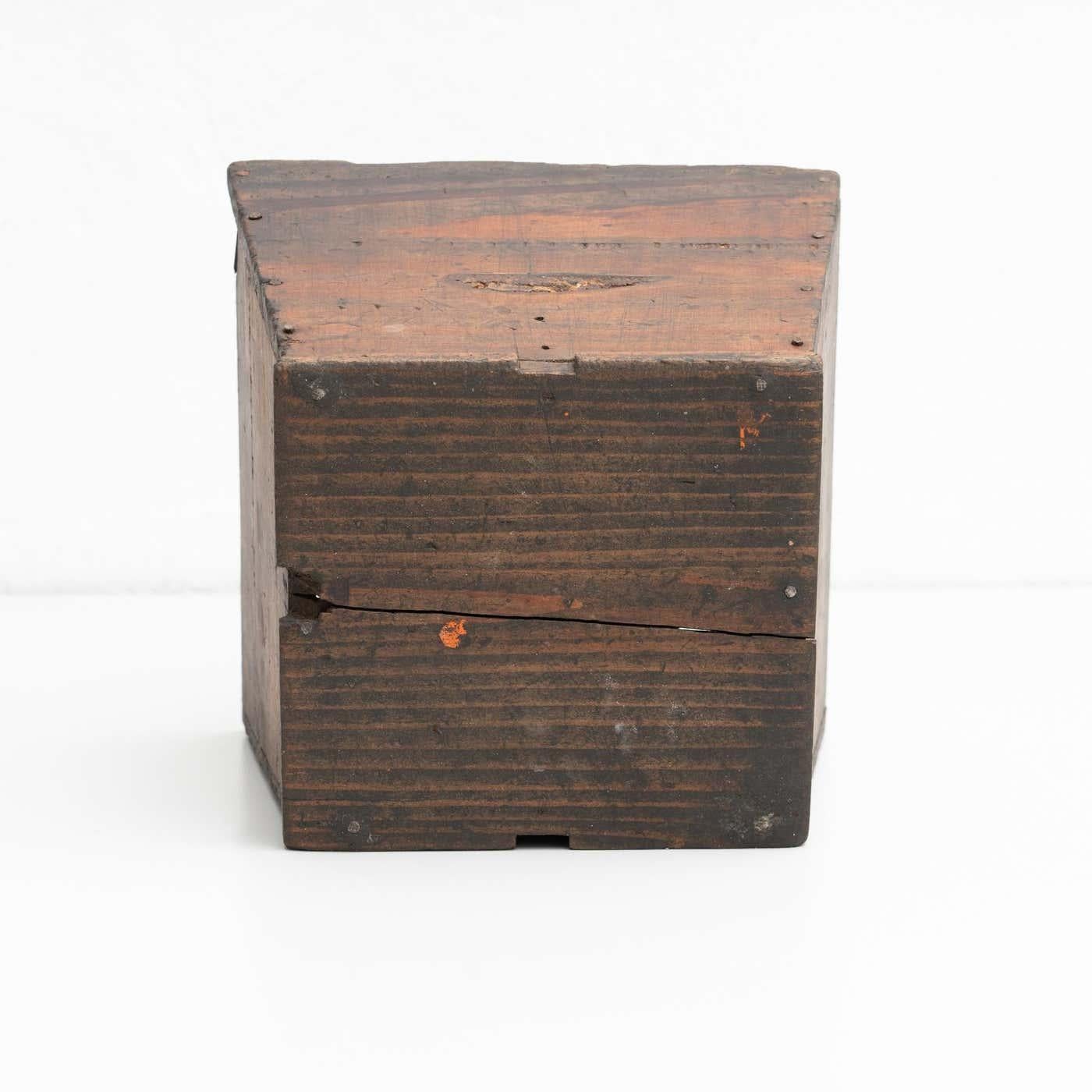 Figura tradizionale in legno in una nicchia di un santo, 1950 circa in vendita 6