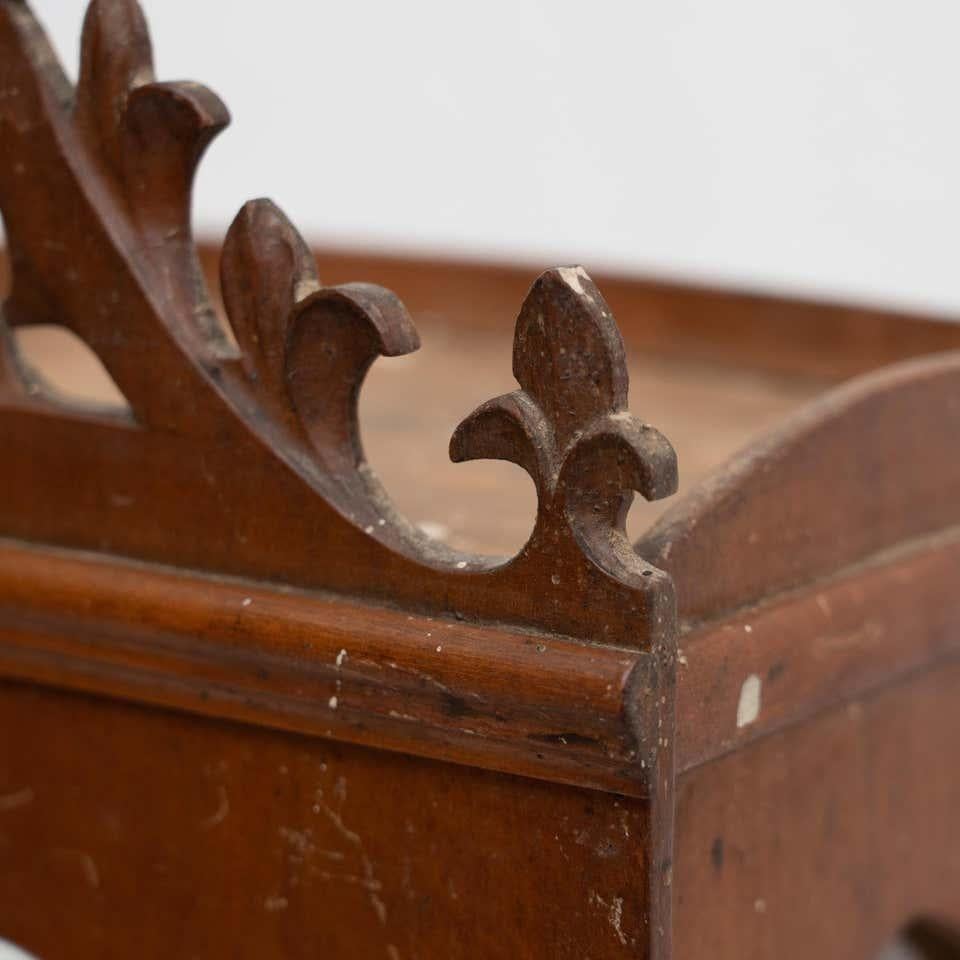 Figure traditionnelle en bois dans une niche représentant un saint, vers 1950 en vente 7
