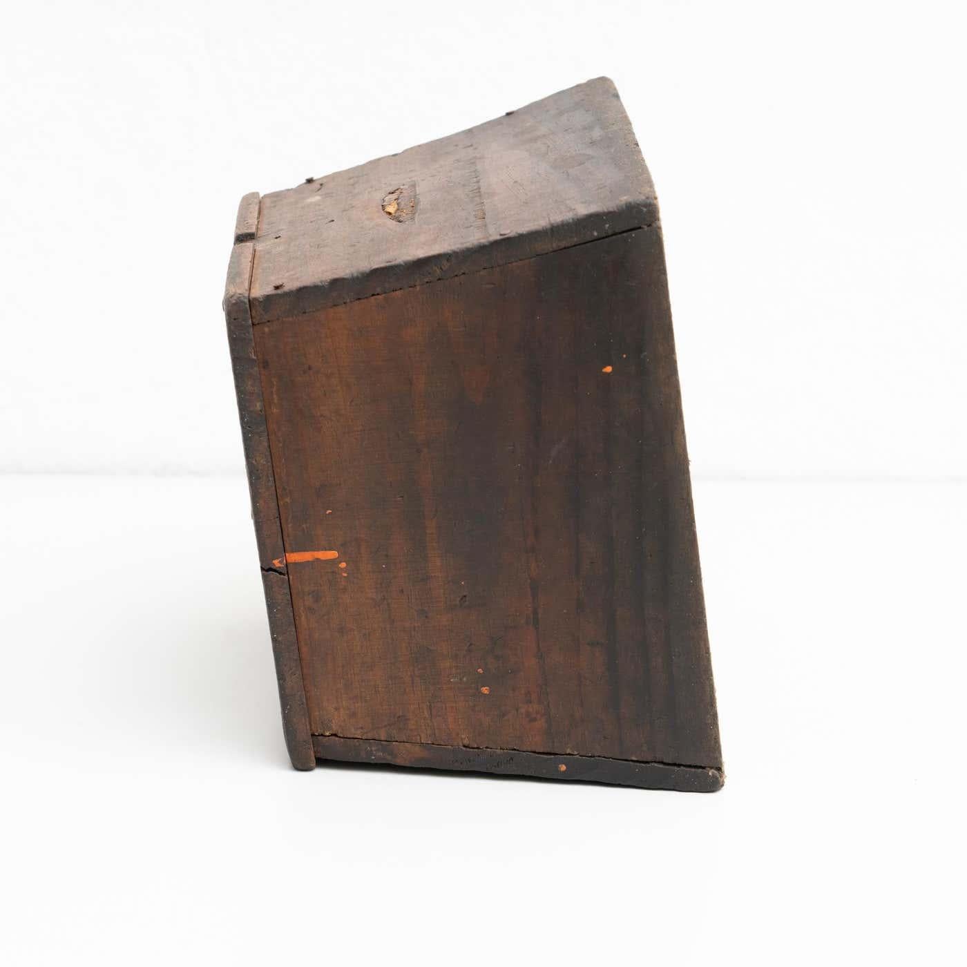 Figura tradizionale in legno in una nicchia di un santo, 1950 circa in vendita 7