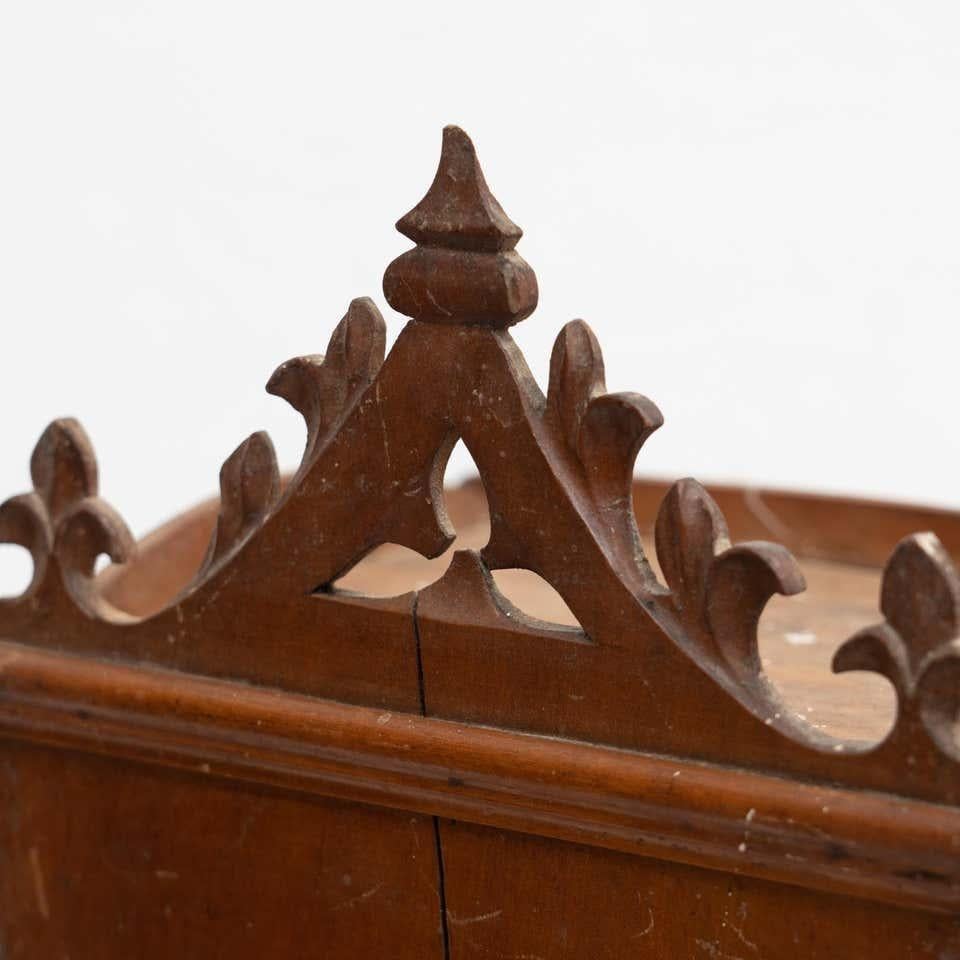 Figure traditionnelle en bois dans une niche représentant un saint, vers 1950 en vente 8