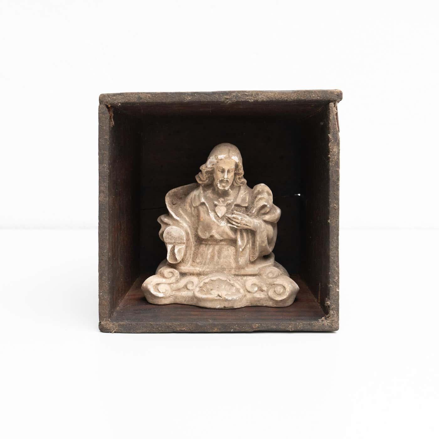 Figura religiosa tradizionale in gesso di una vergine in una nicchia di legno.

Realizzato nel tradizionale atelier catalano di Olot, Spagna, circa 1950.

In condizioni originali, con lievi usure dovute all'età e all'uso, che conservano una bella