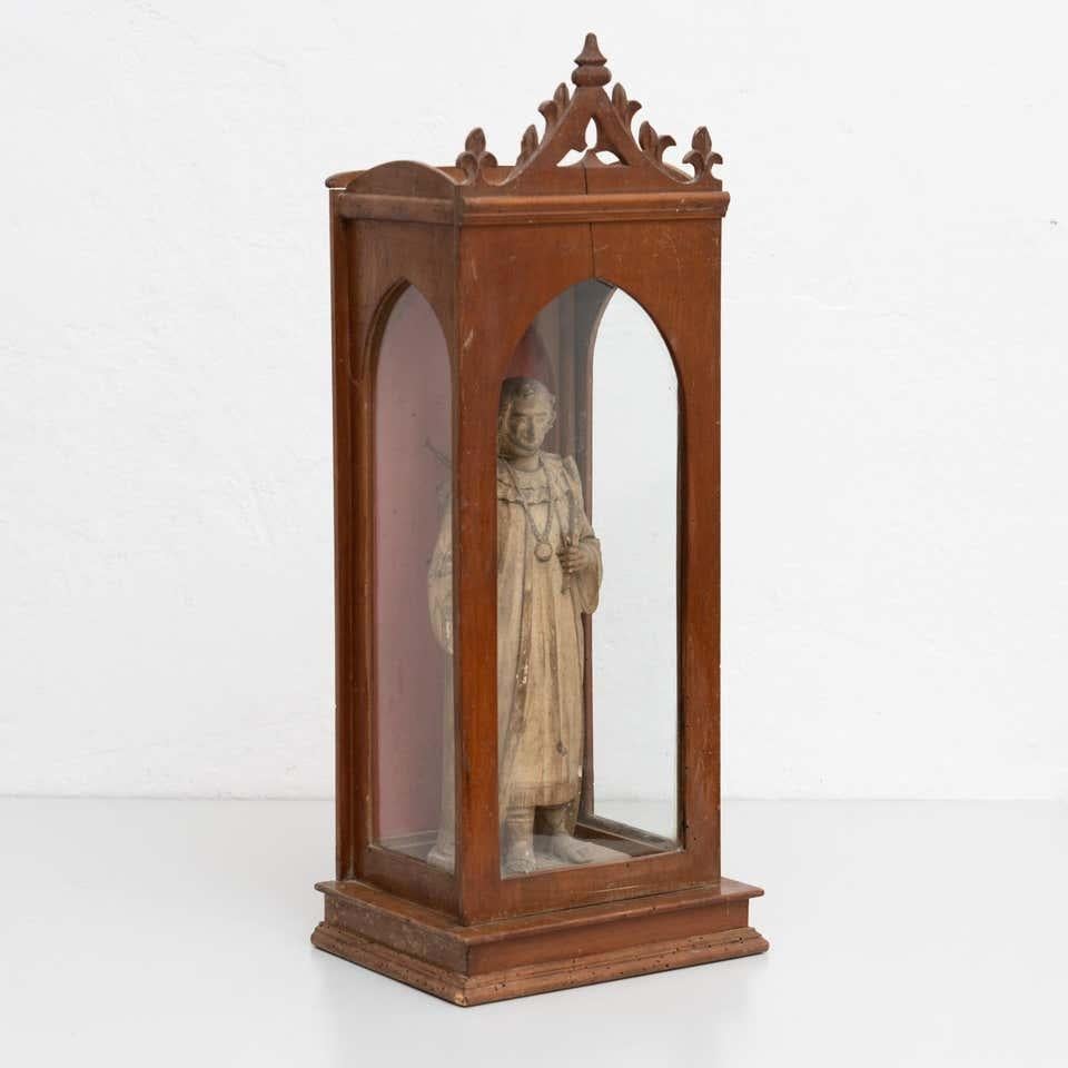 Traditionelle Holzfigur eines Heiligen in einer Niche, um 1950 (Moderne) im Angebot