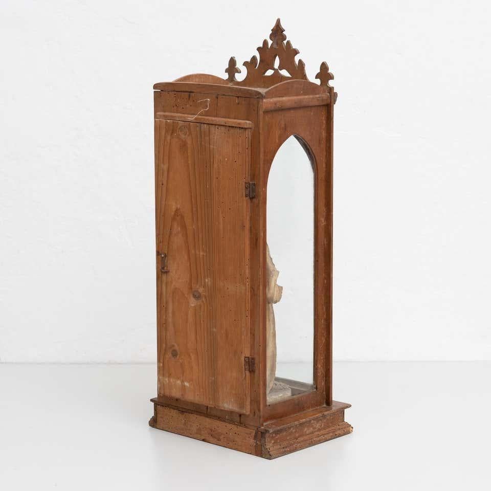 Figure traditionnelle en bois dans une niche représentant un saint, vers 1950 Bon état - En vente à Barcelona, ES