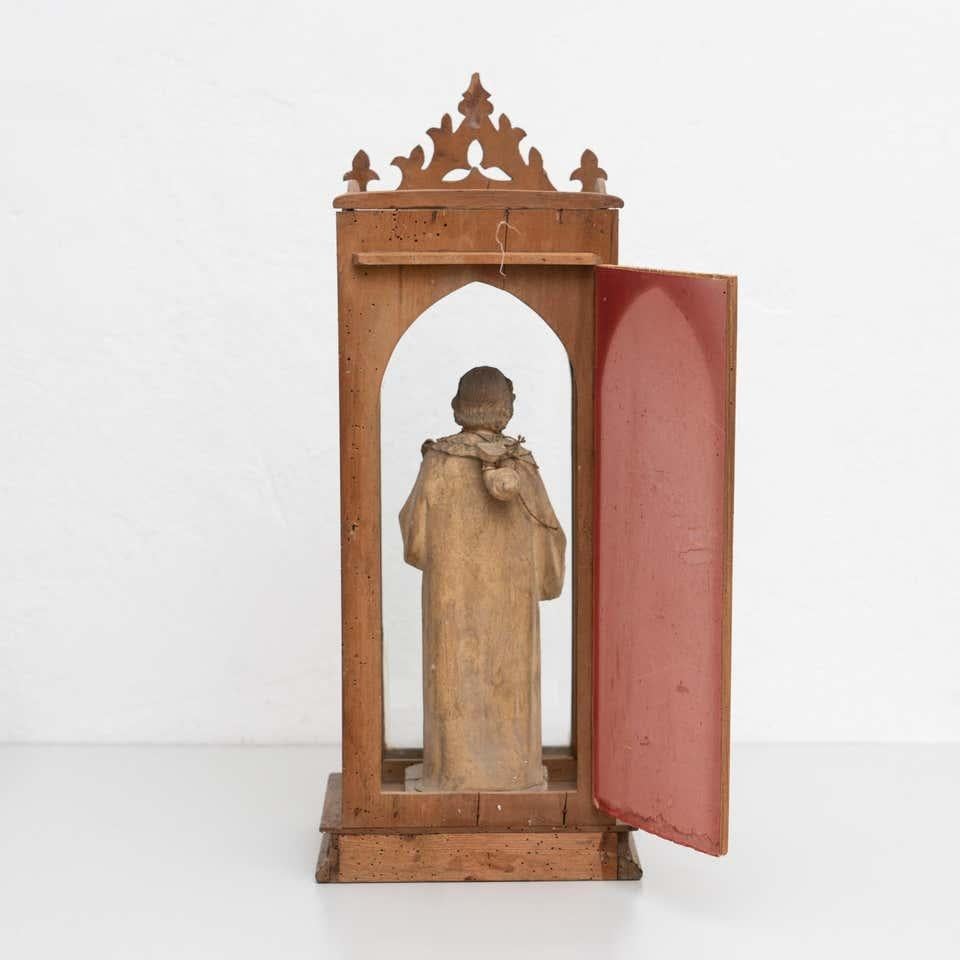 Traditionelle Holzfigur eines Heiligen in einer Niche, um 1950 (Mitte des 20. Jahrhunderts) im Angebot