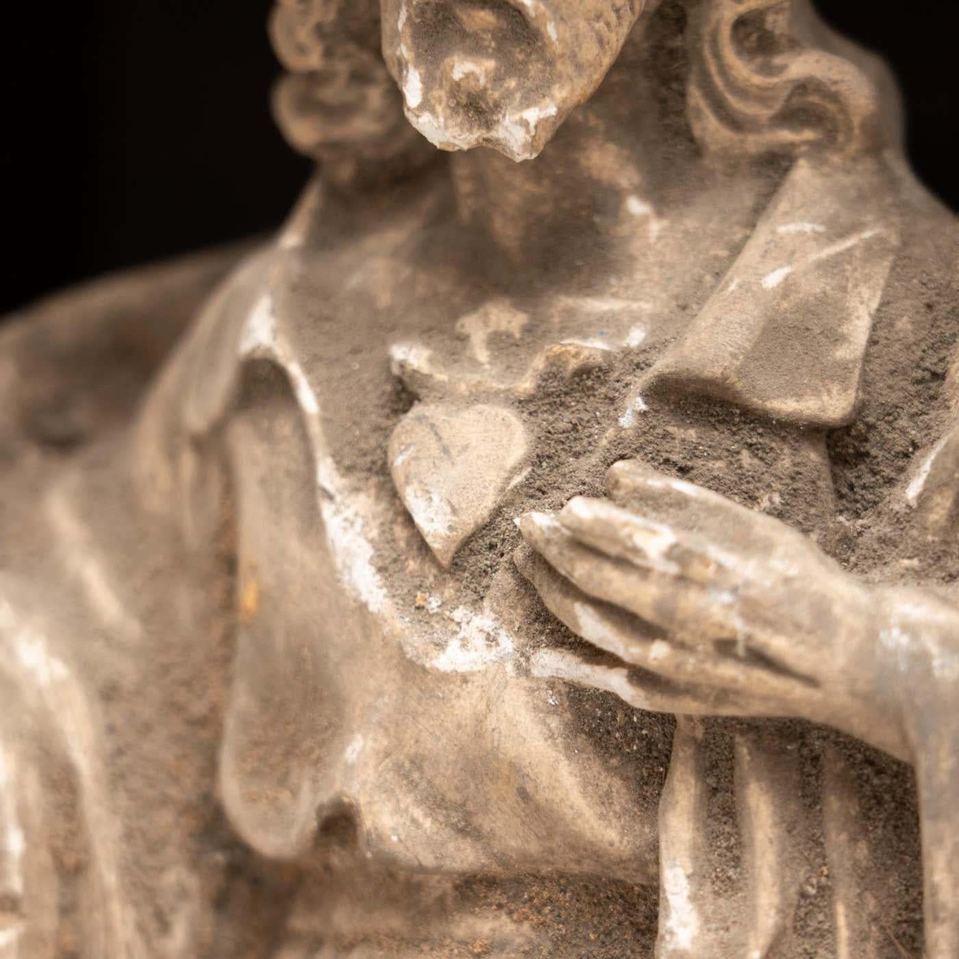 Metà XX secolo Figura tradizionale in legno in una nicchia di un santo, 1950 circa in vendita