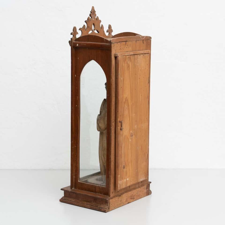 Bois Figure traditionnelle en bois dans une niche représentant un saint, vers 1950 en vente