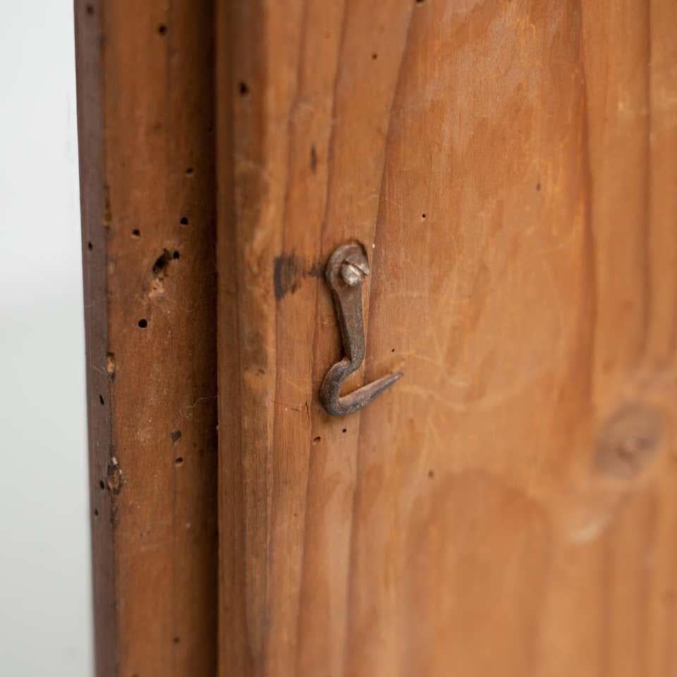 Figure traditionnelle en bois dans une niche représentant un saint, vers 1950 en vente 1