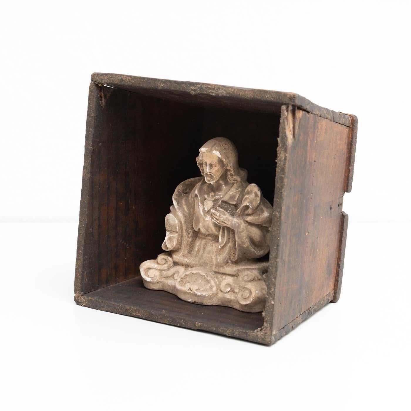 Figura tradizionale in legno in una nicchia di un santo, 1950 circa in vendita 1