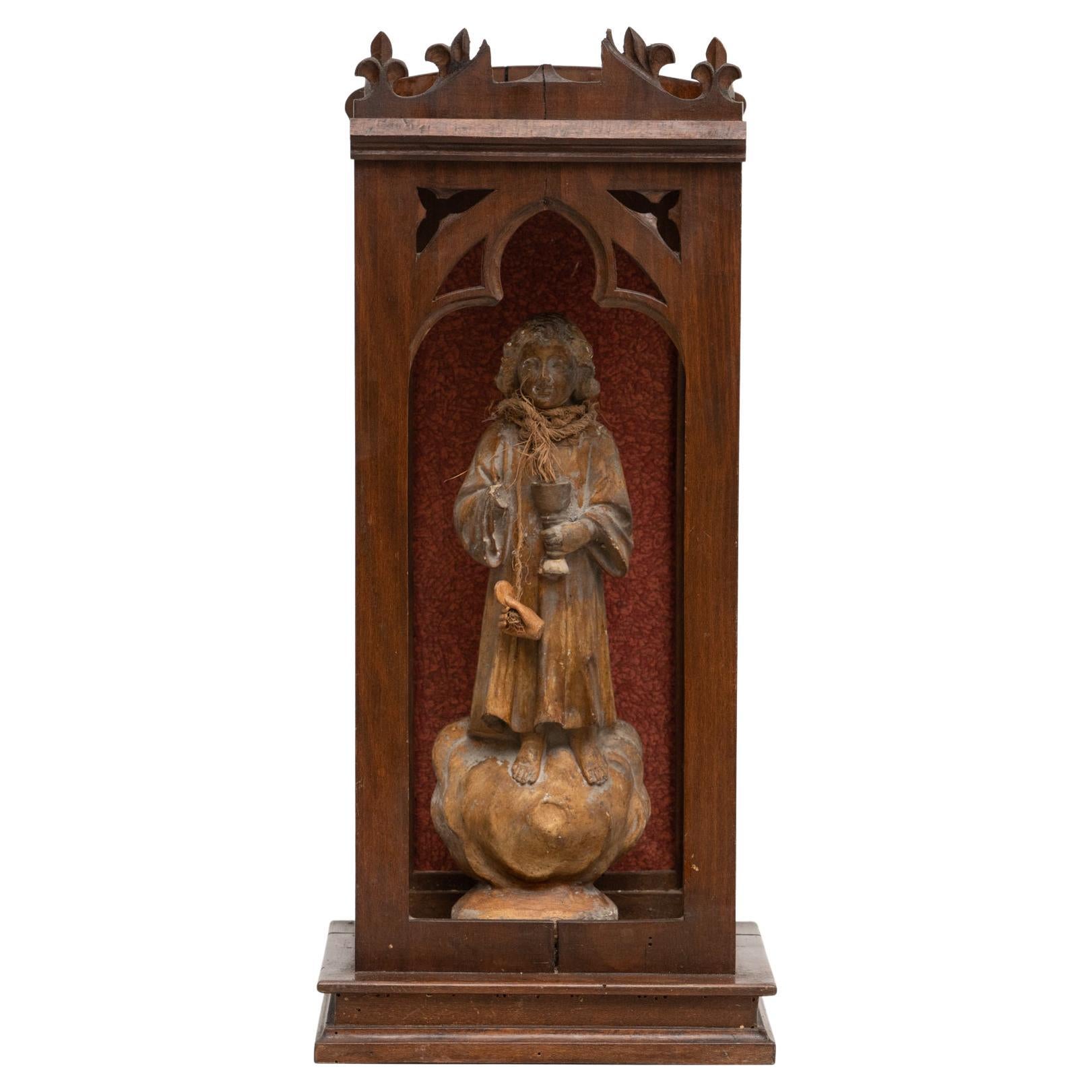 Figure traditionnelle en bois dans une niche représentant un saint, vers 1950