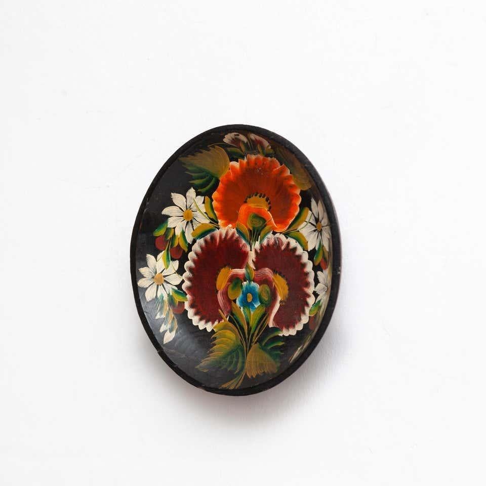 Traditioneller handbemalter Holzteller um 1960 (Moderne der Mitte des Jahrhunderts) im Angebot