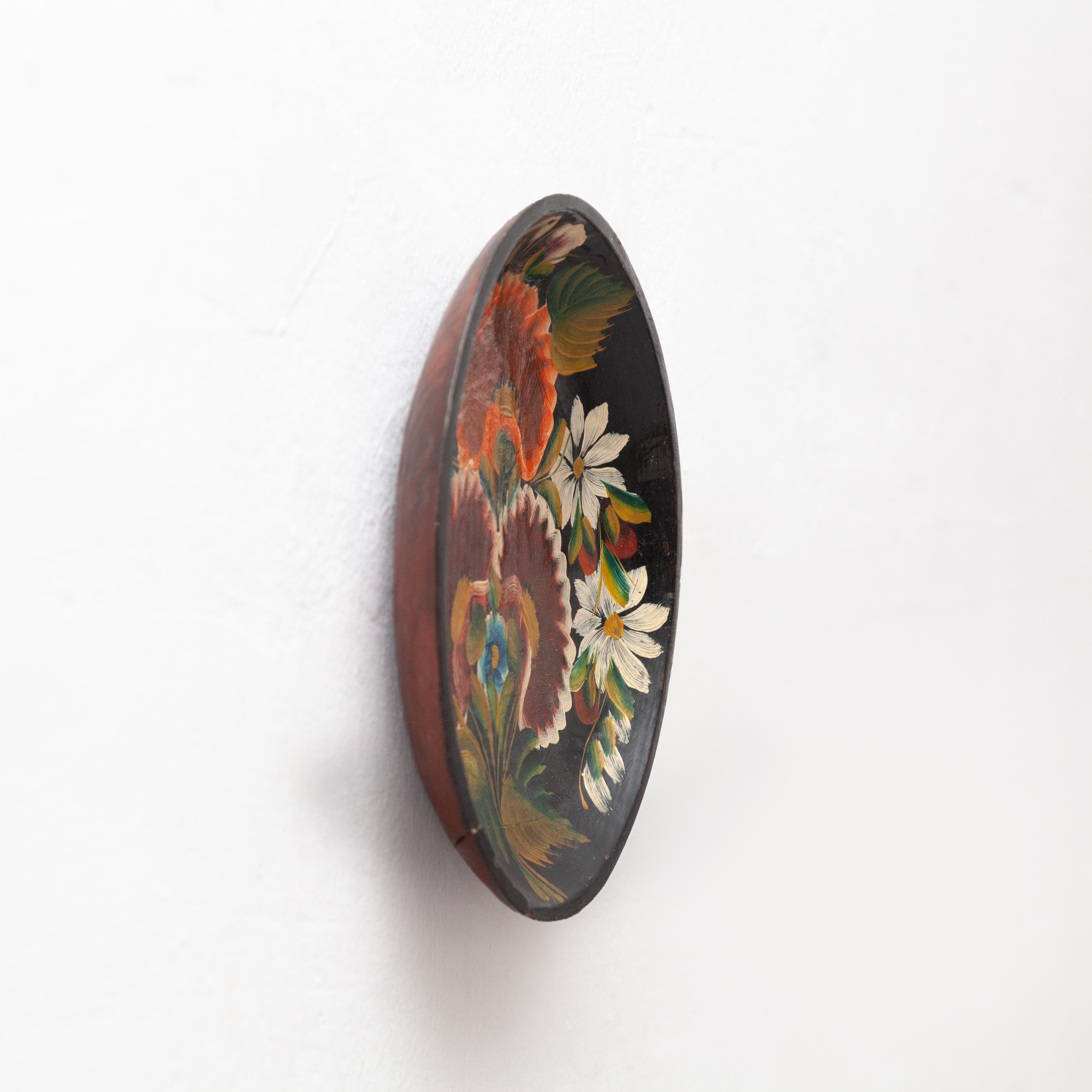 Wooden Traditional Hand Painted Plate circa 1960 In Good Condition In Barcelona, Barcelona