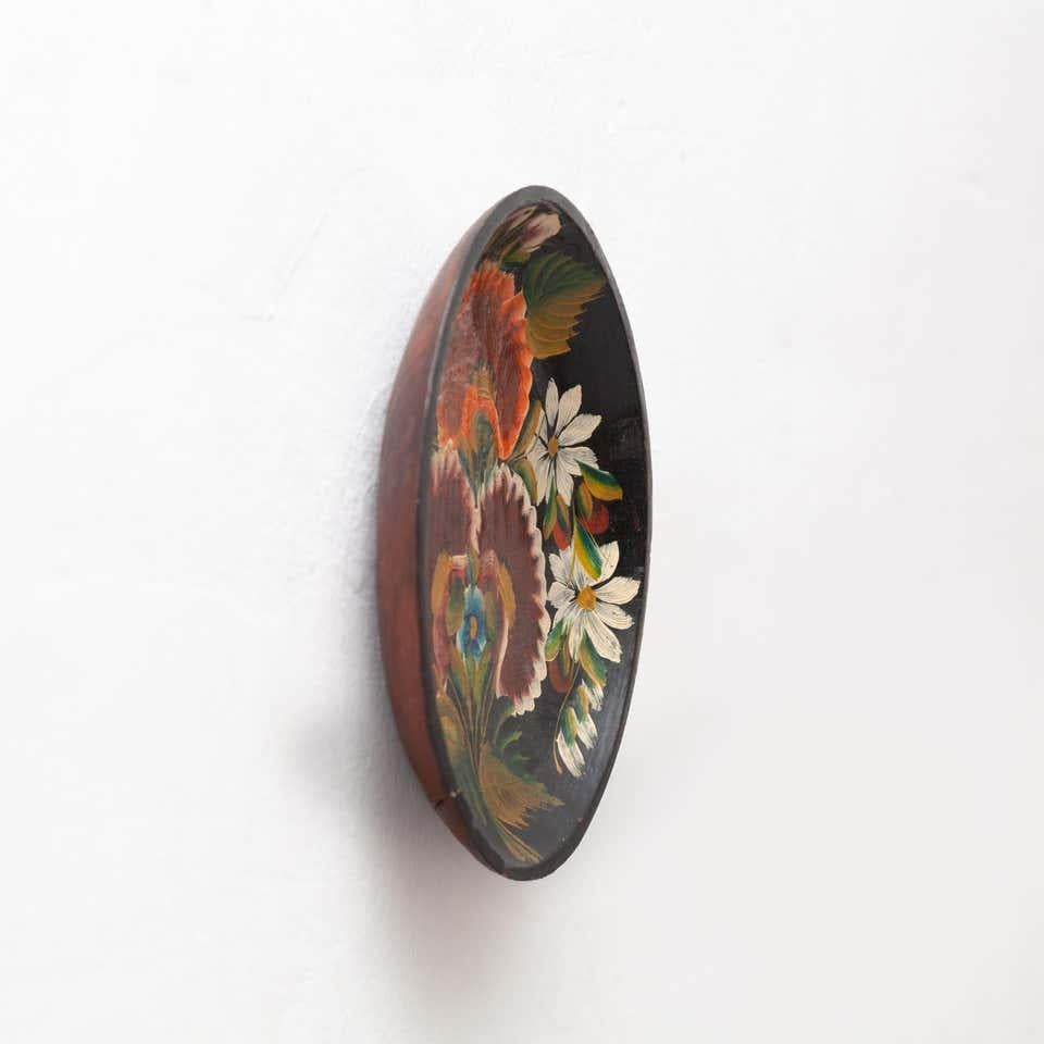 Wooden Traditional Hand Painted Plate circa 1960 In Good Condition For Sale In Barcelona, Barcelona