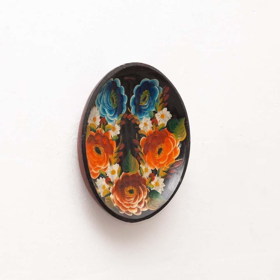 Traditioneller handbemalter Holzteller, um 1960 (Mitte des 20. Jahrhunderts) im Angebot
