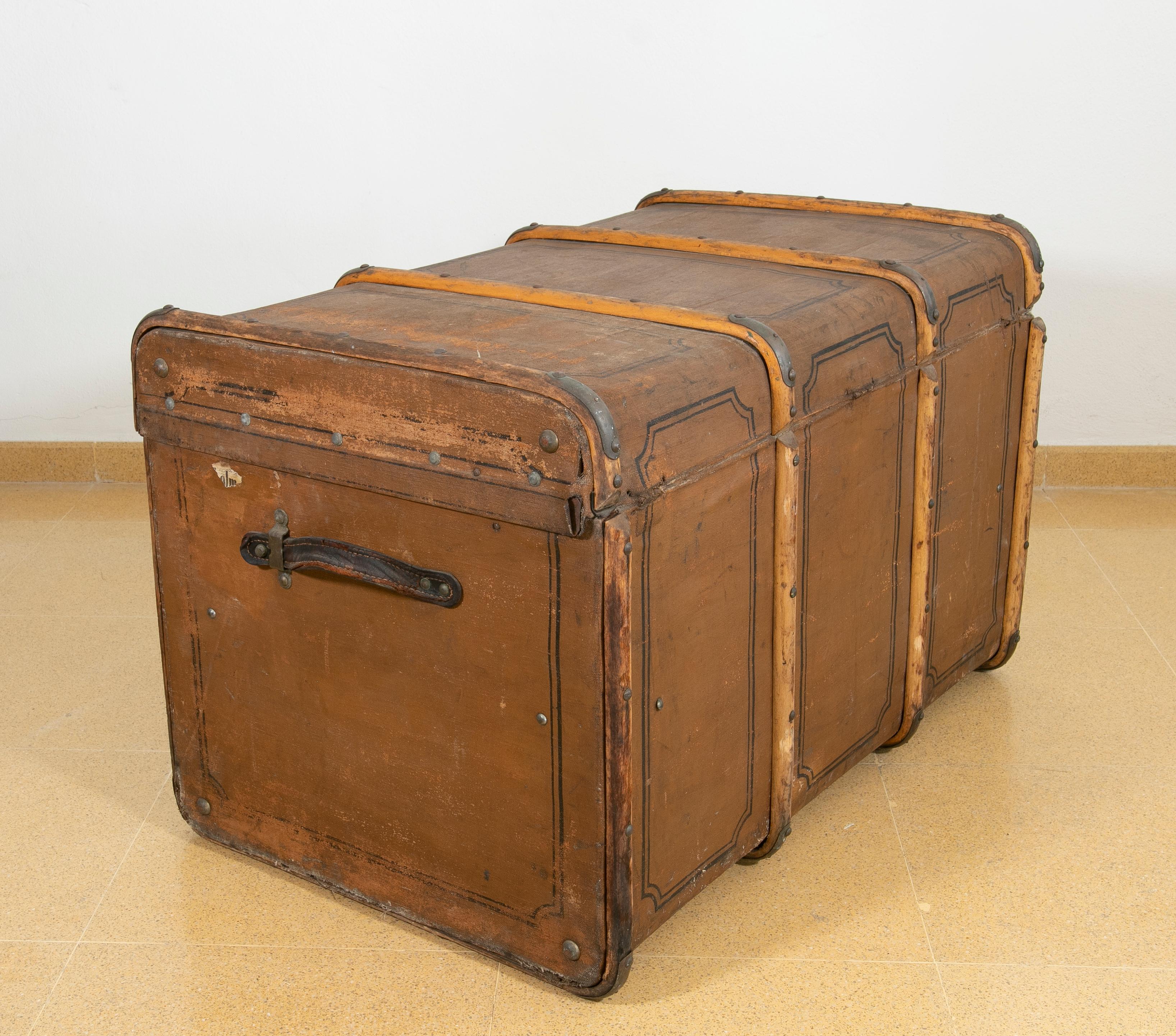 Wooden Travel Case Lined and Hand Painted  with Wooden Protections In Good Condition For Sale In Marbella, ES