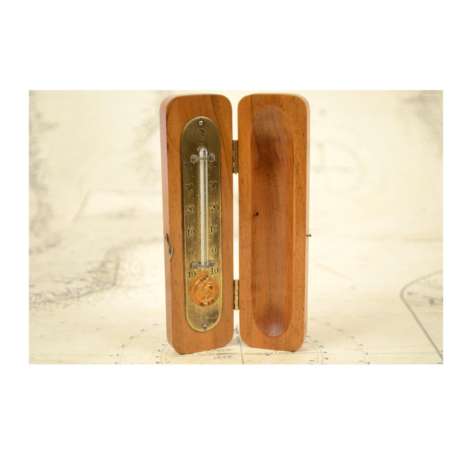 Alcohol and spiral travel thermometer made in the 1920s with a centigrade scale mounted on a brass plate and placed in a wooden case with a hinge closure. Very good condition. Measures: 13 x 2 x 3.5 cm. Shipping insured by Lloyd's London; it is