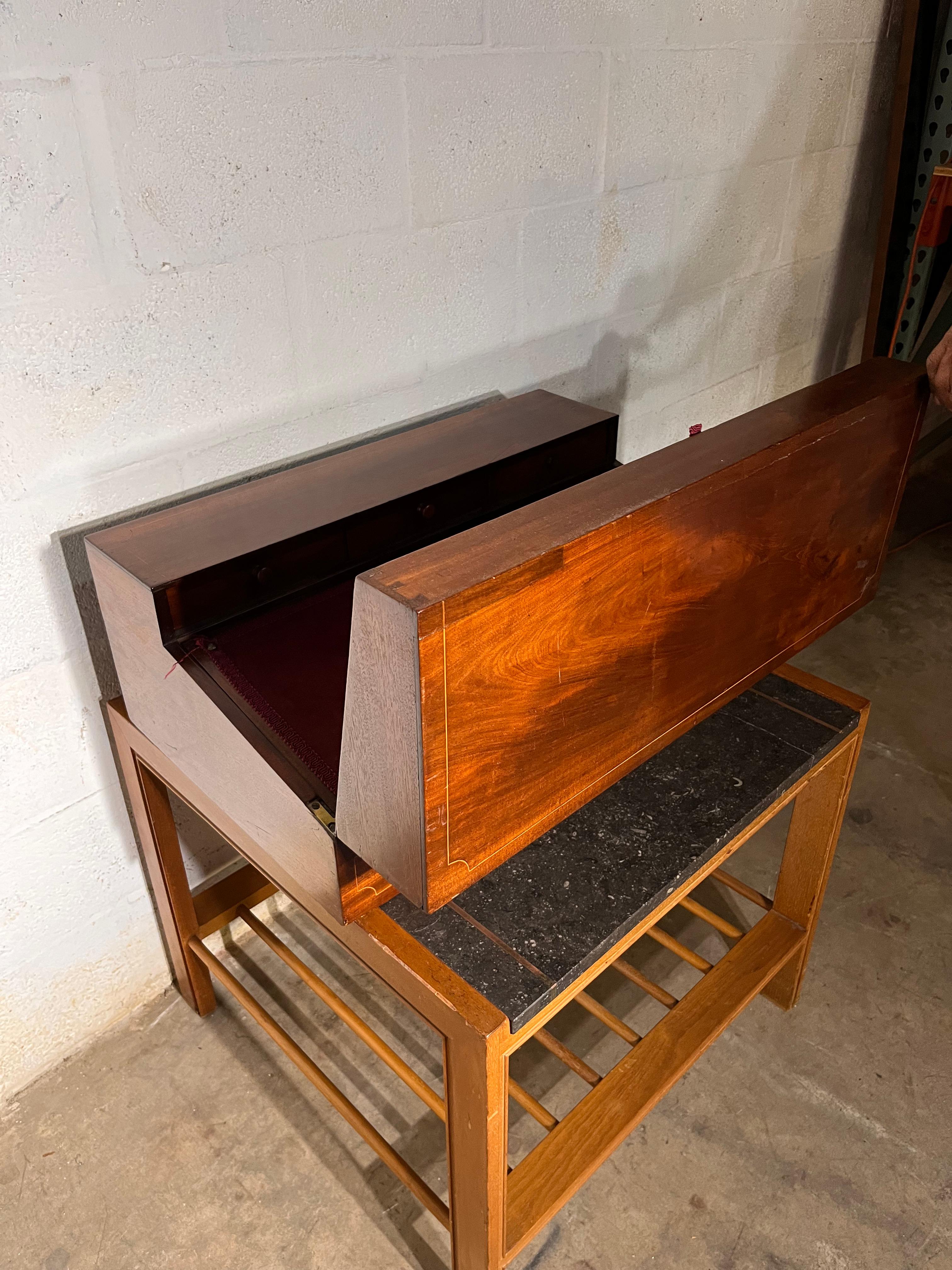  
Scrivania da viaggio in legno di mogano con filetti di legno di frutta.
3 cassetti 
Il punto di scrittura all'interno in velluto rosso.
(Il tavolino non fa parte della scrivania e non è in vendita).
