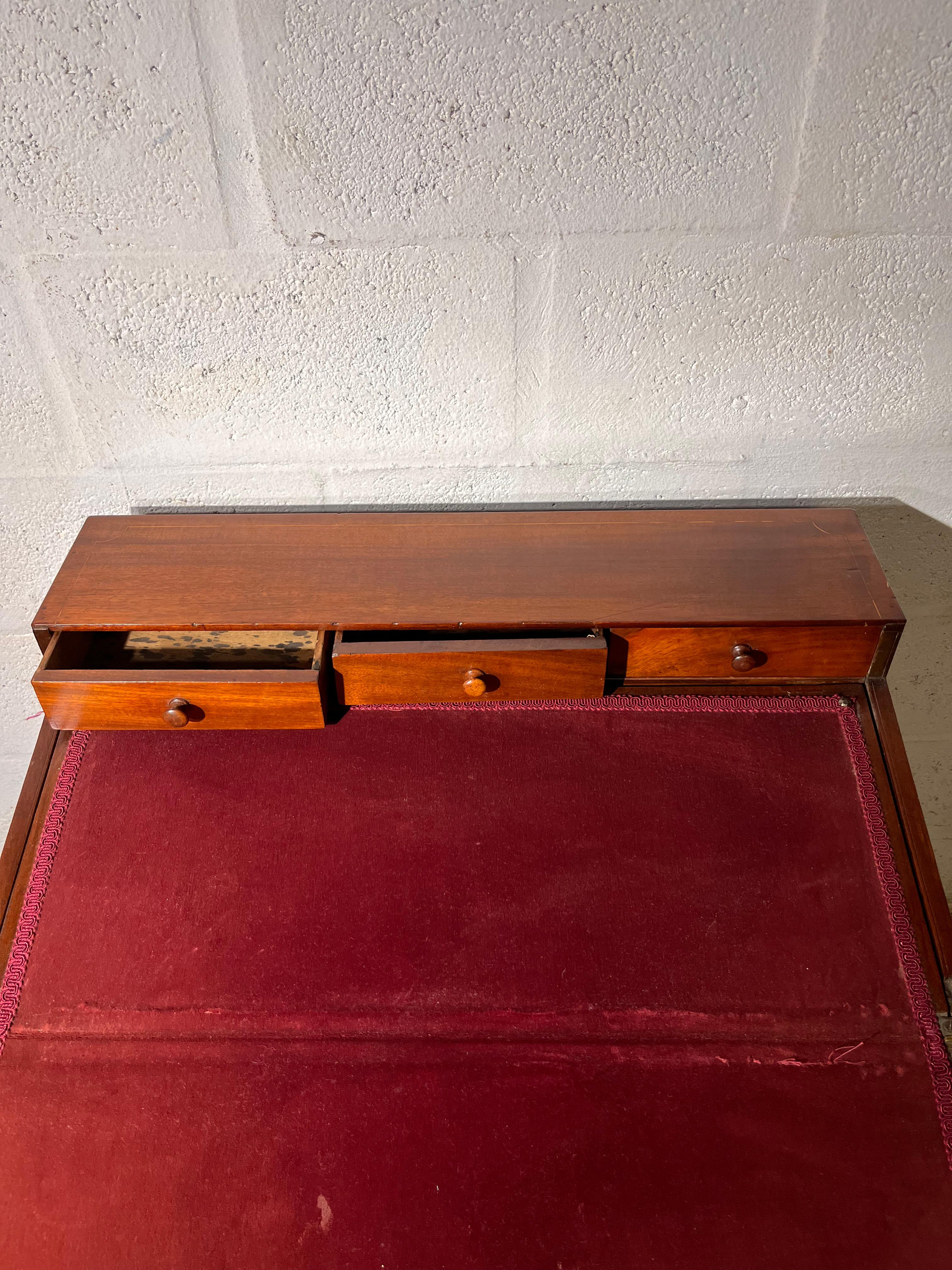 Scrivania da viaggio in legno  inizio del 20° secolo   secolo con velluto rosso  top In condizioni buone in vendita a Miami, FL