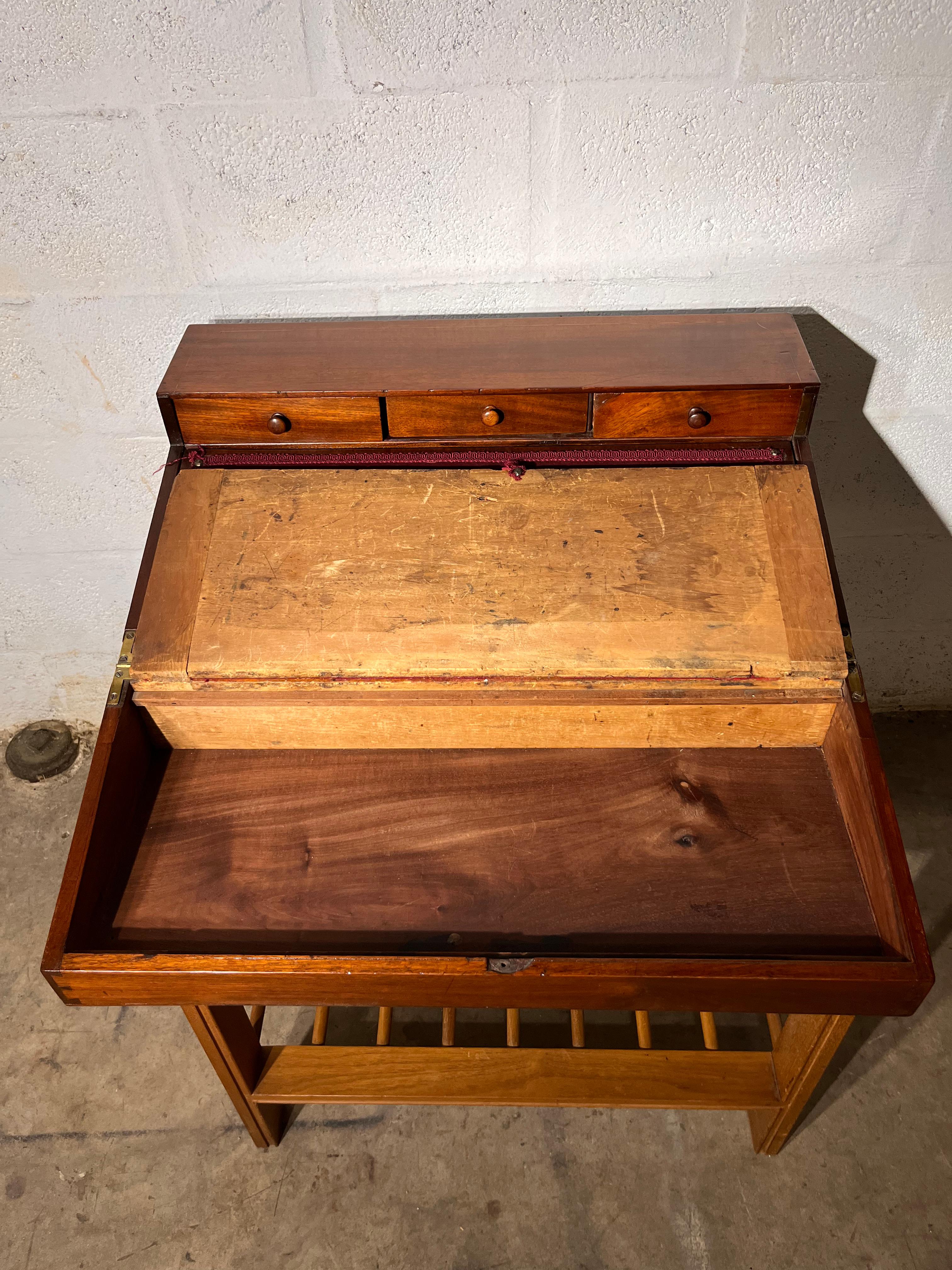 XX secolo Scrivania da viaggio in legno  inizio del 20° secolo   secolo con velluto rosso  top in vendita
