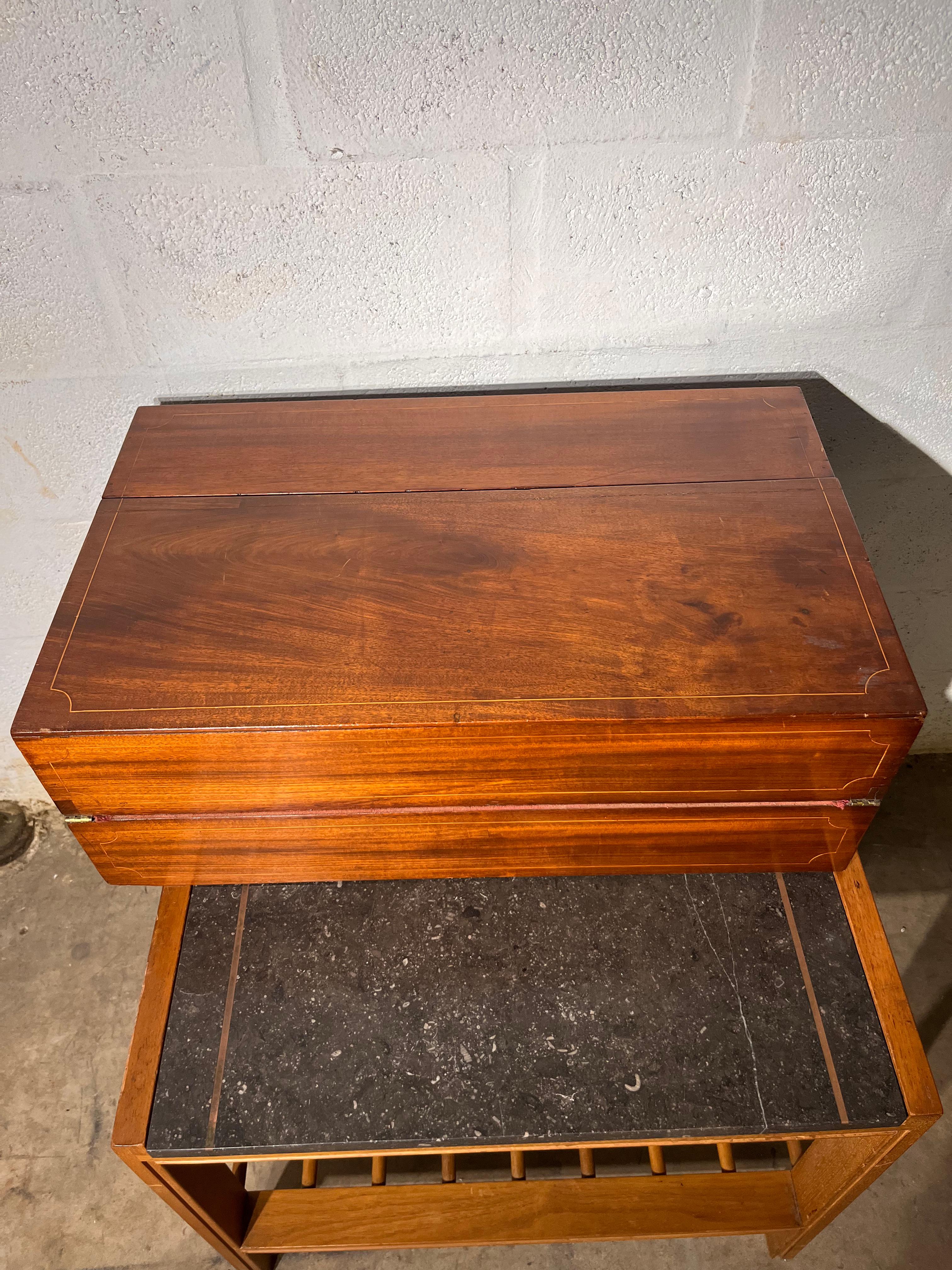 Legno Scrivania da viaggio in legno  inizio del 20° secolo   secolo con velluto rosso  top in vendita