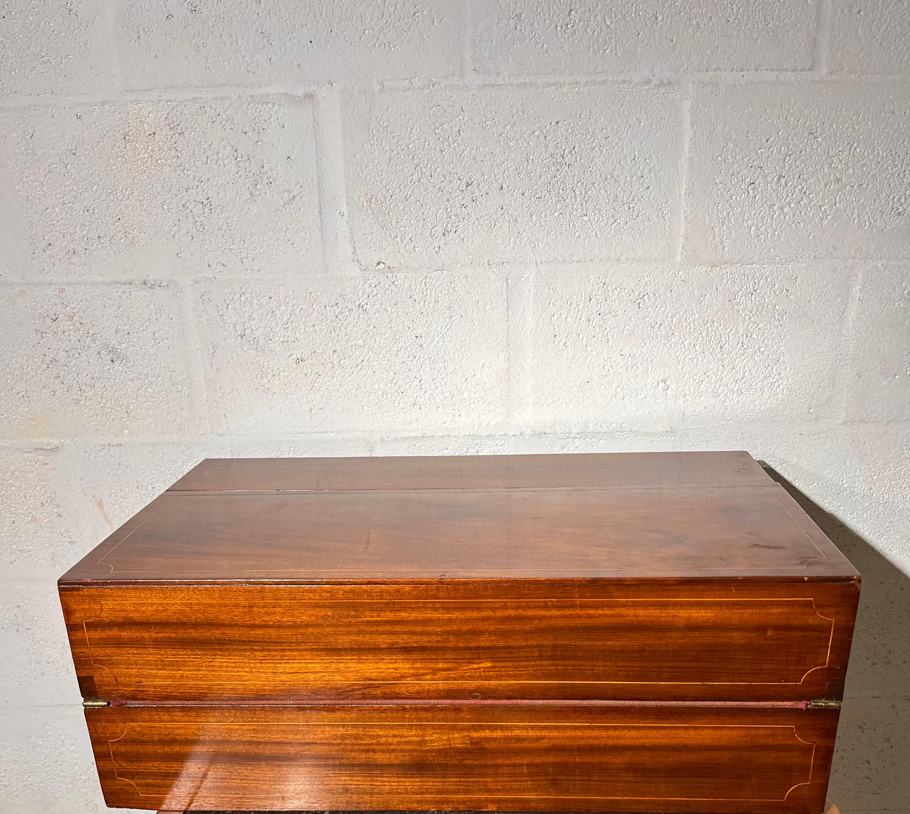 Scrivania da viaggio in legno  inizio del 20° secolo   secolo con velluto rosso  top in vendita 1